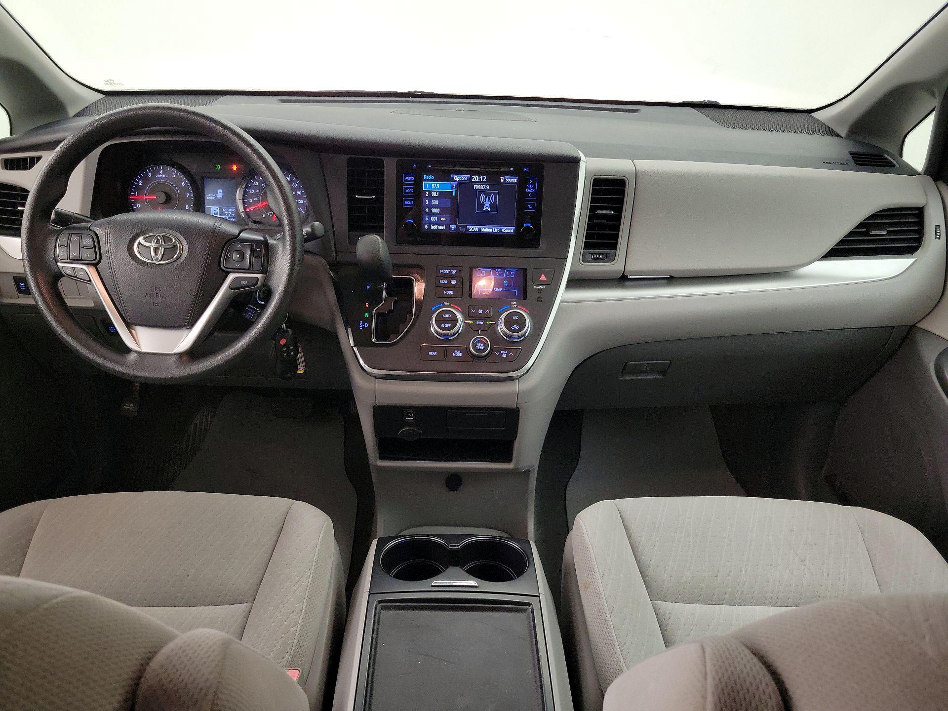 Thumbnail: 2017 Toyota Sienna - 9