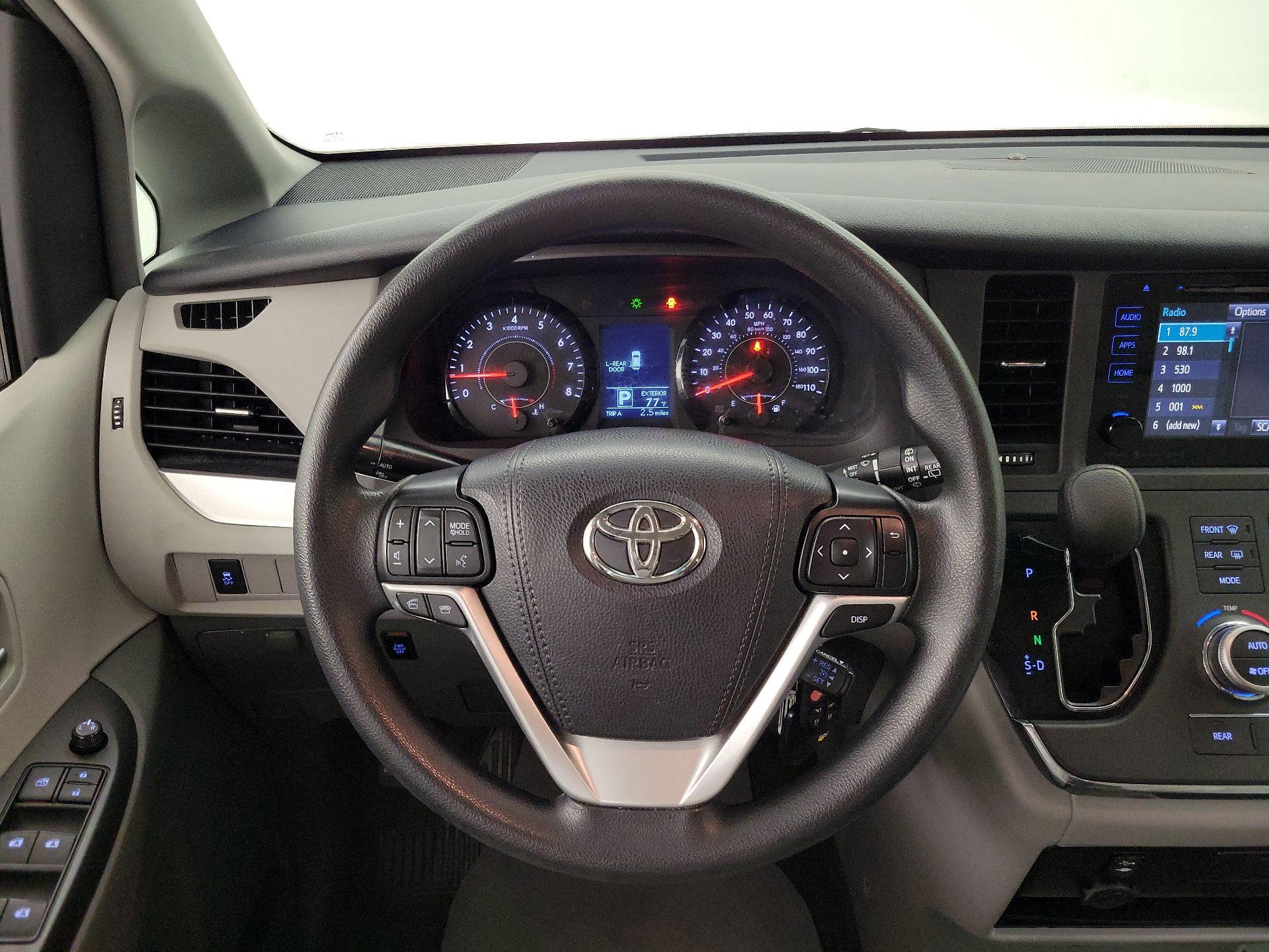 Thumbnail: 2017 Toyota Sienna - 10
