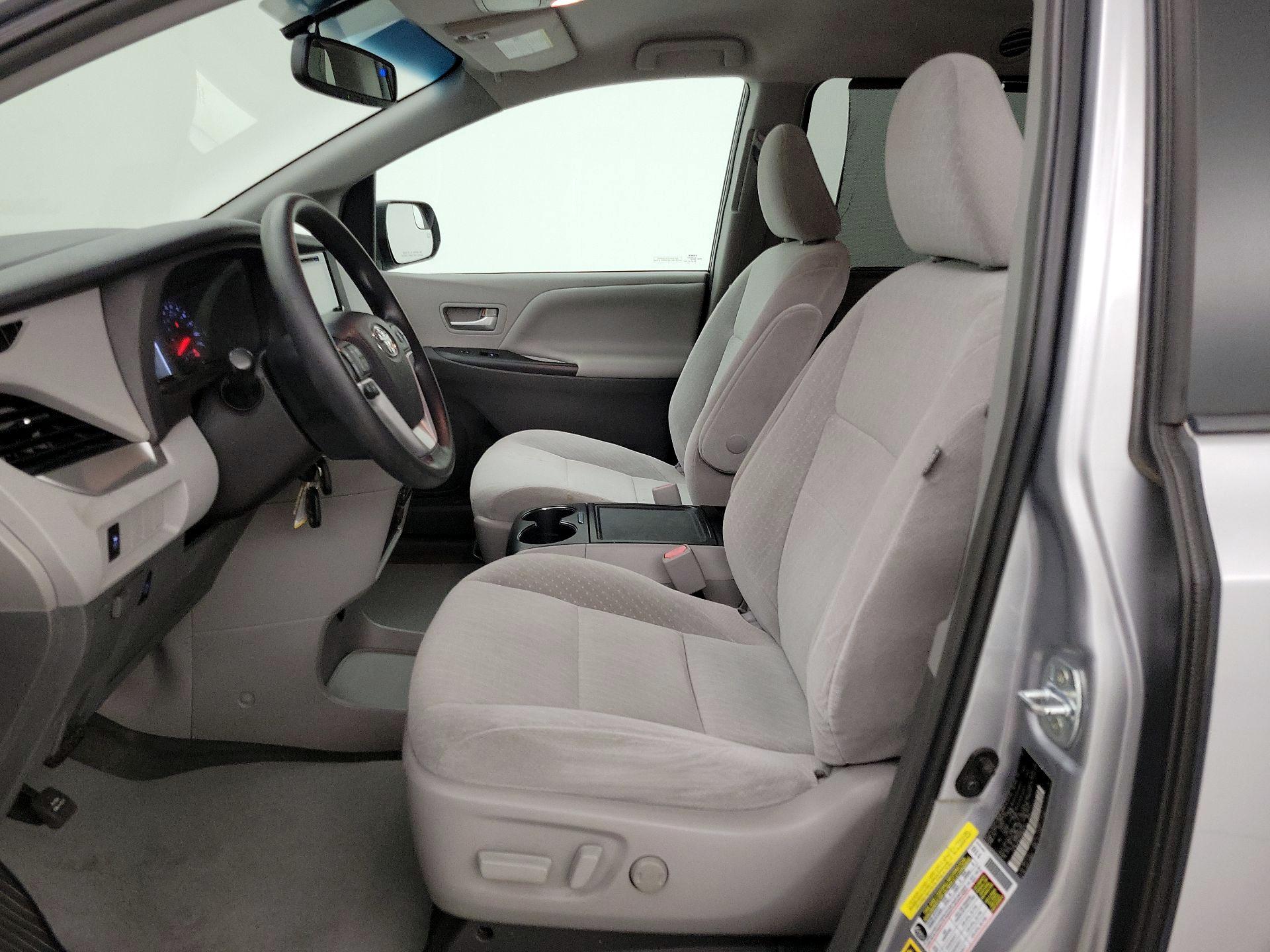 Thumbnail: 2017 Toyota Sienna - 11