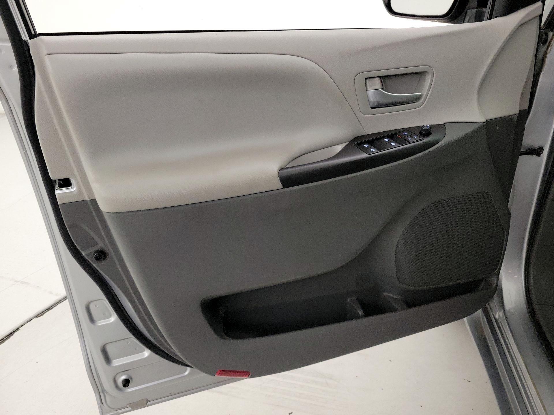 Thumbnail: 2017 Toyota Sienna - 12