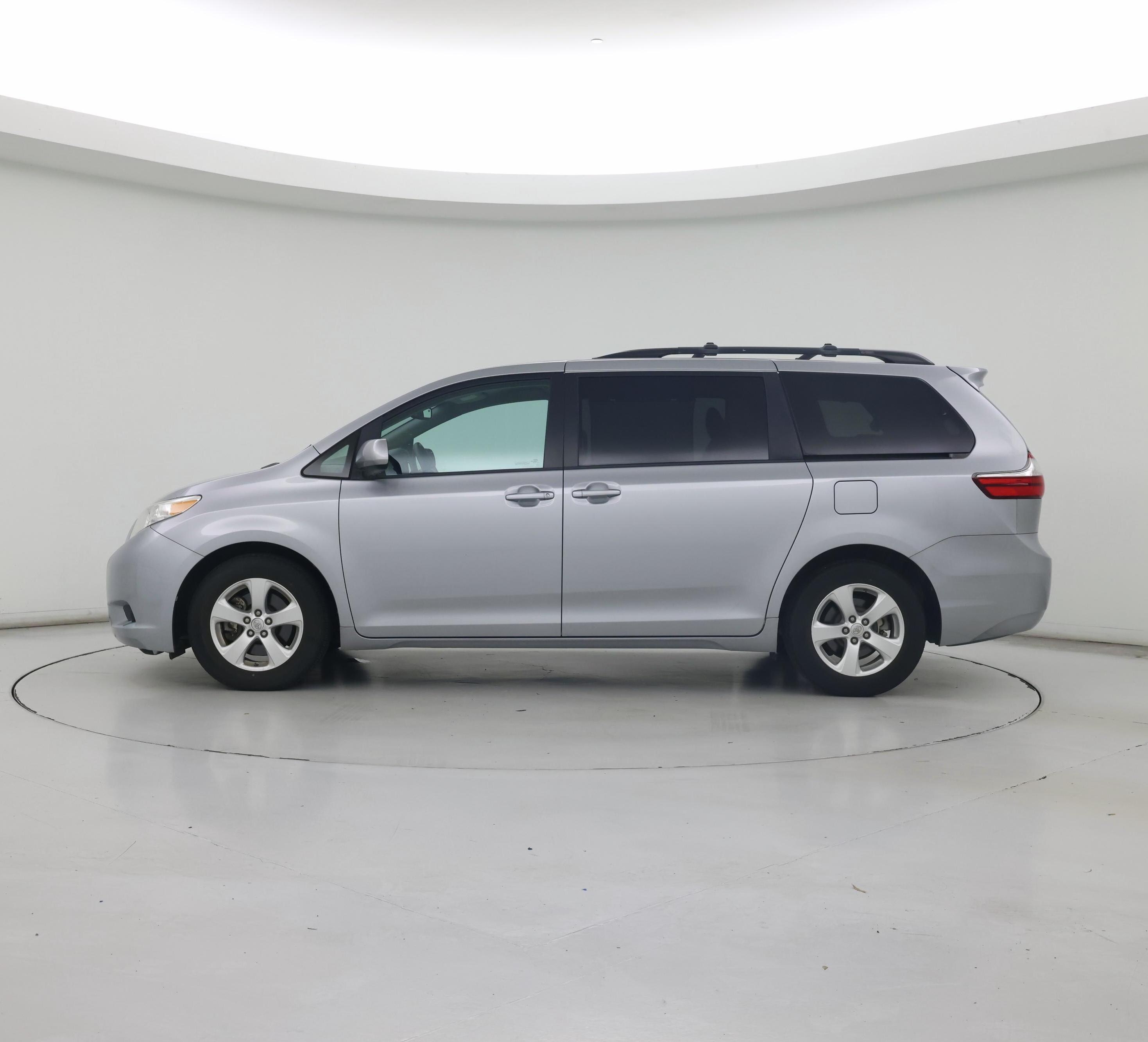 Thumbnail: 2017 Toyota Sienna - 3