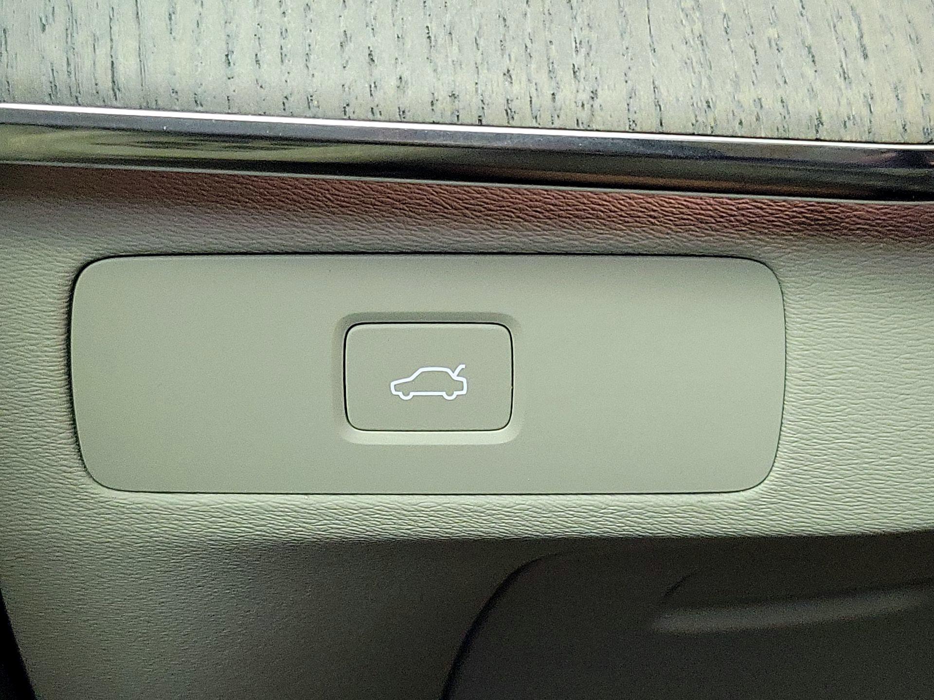 Thumbnail: 2023 Volvo XC90 - 13