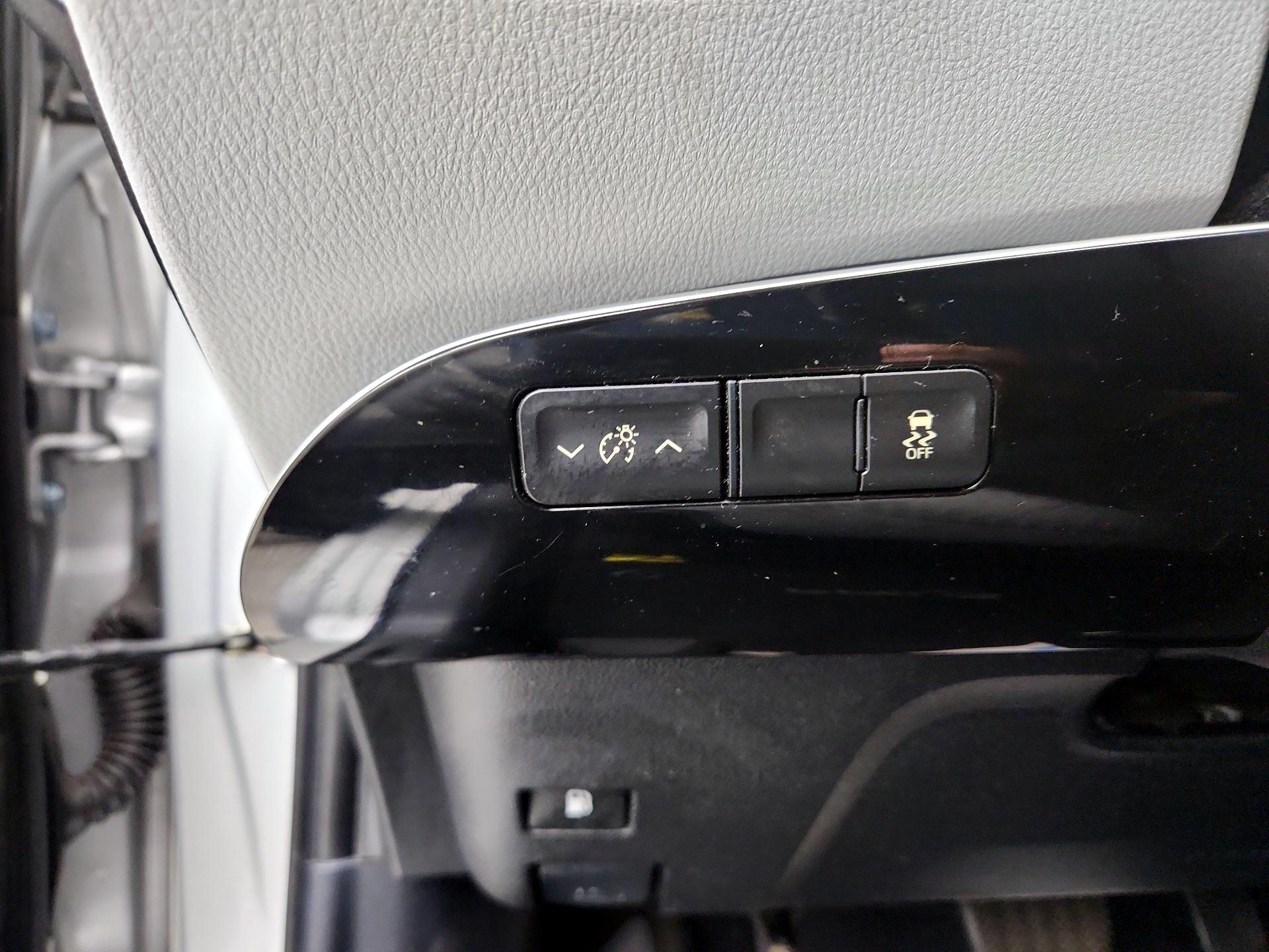 Thumbnail: 2016 Toyota Prius - 13