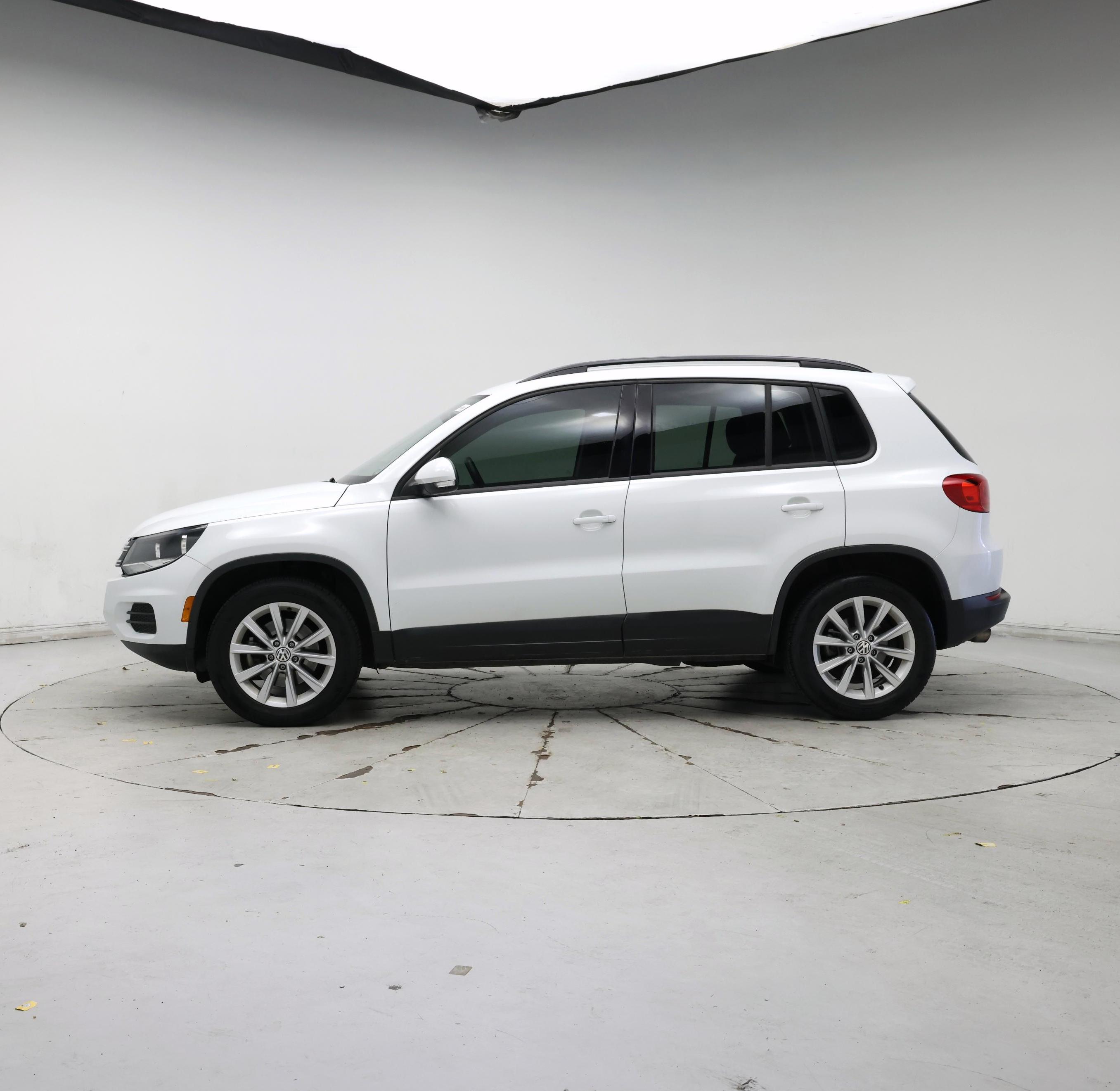 Thumbnail: 2017 Volkswagen Tiguan - 3