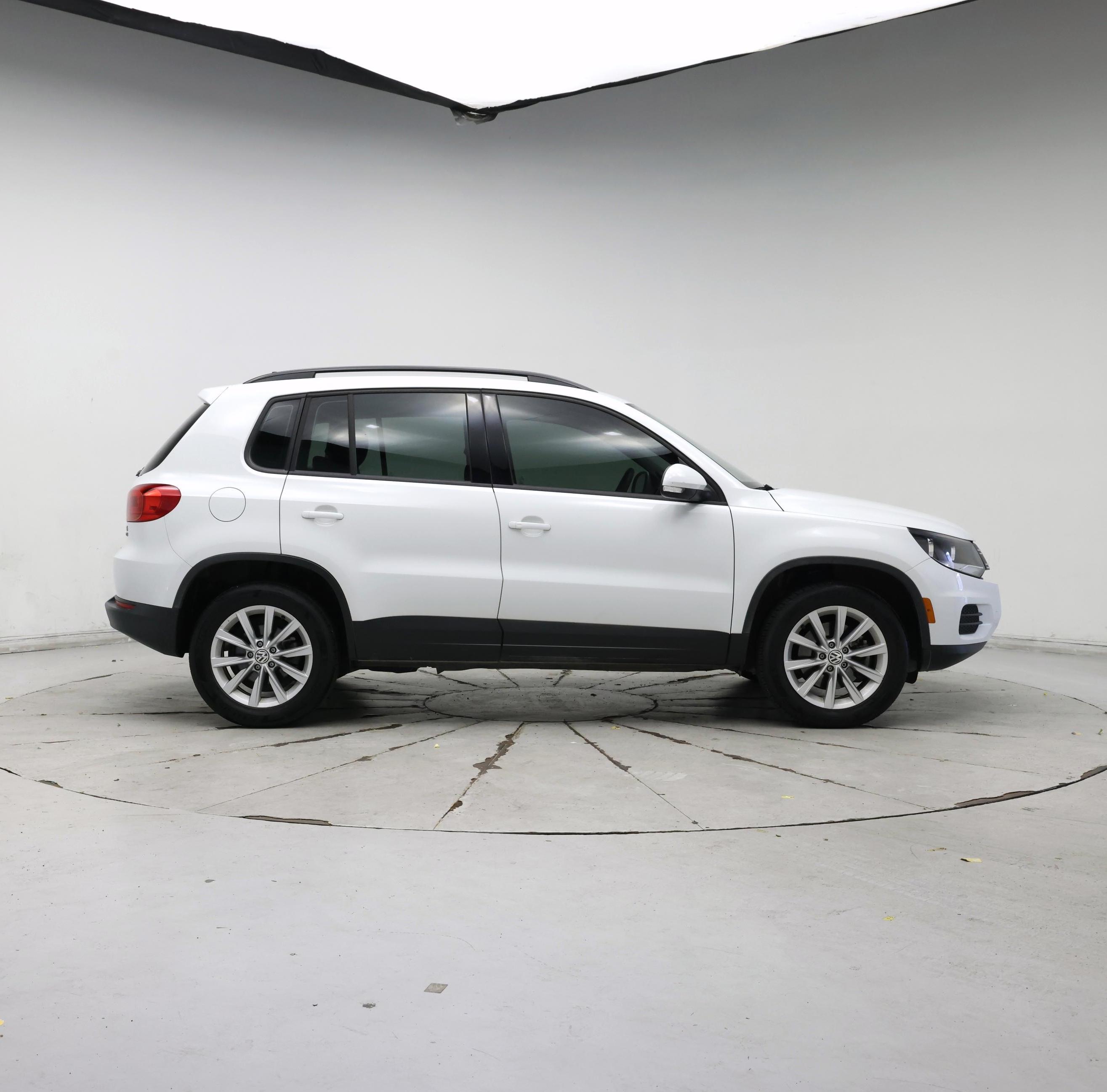 Thumbnail: 2017 Volkswagen Tiguan - 7