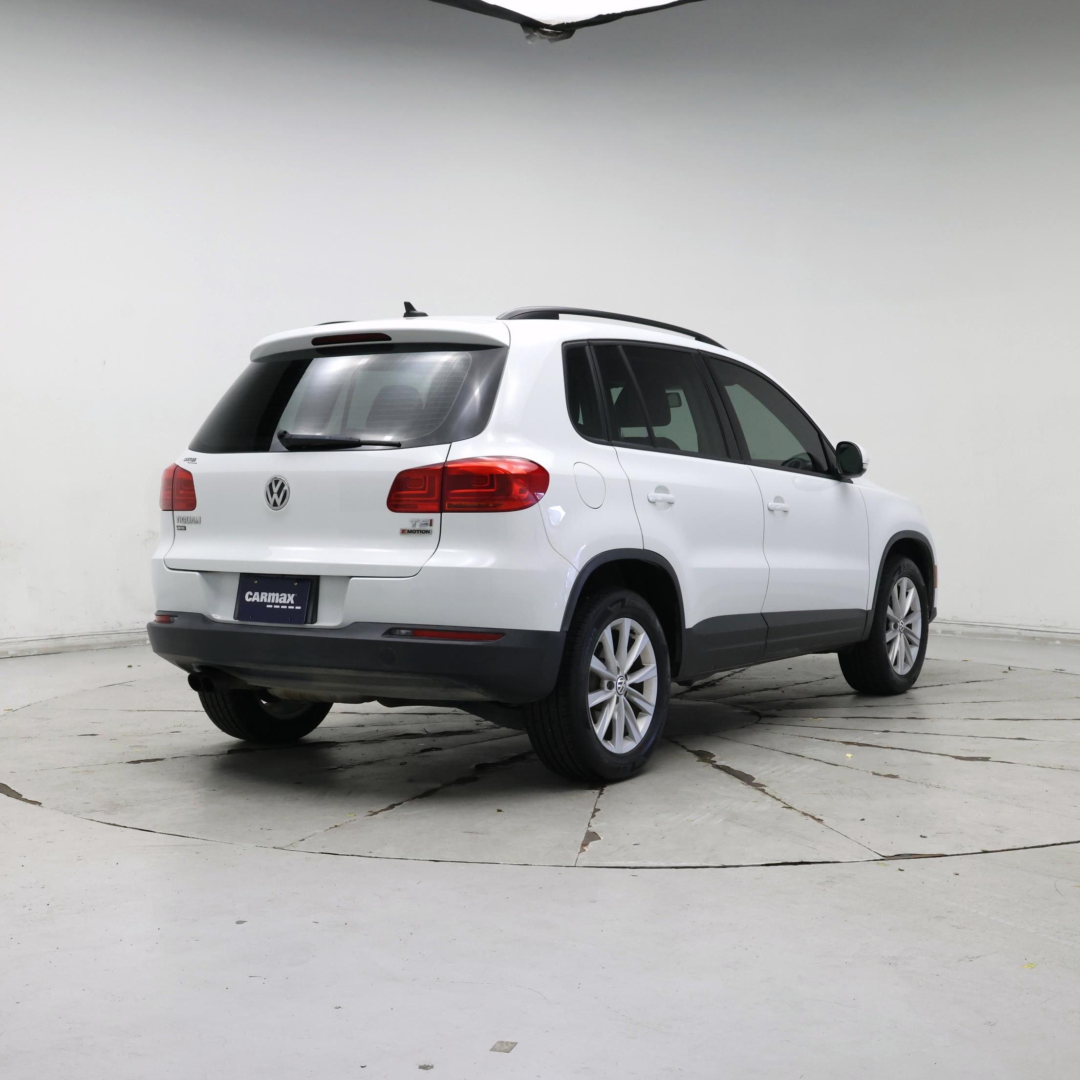 Thumbnail: 2017 Volkswagen Tiguan - 8