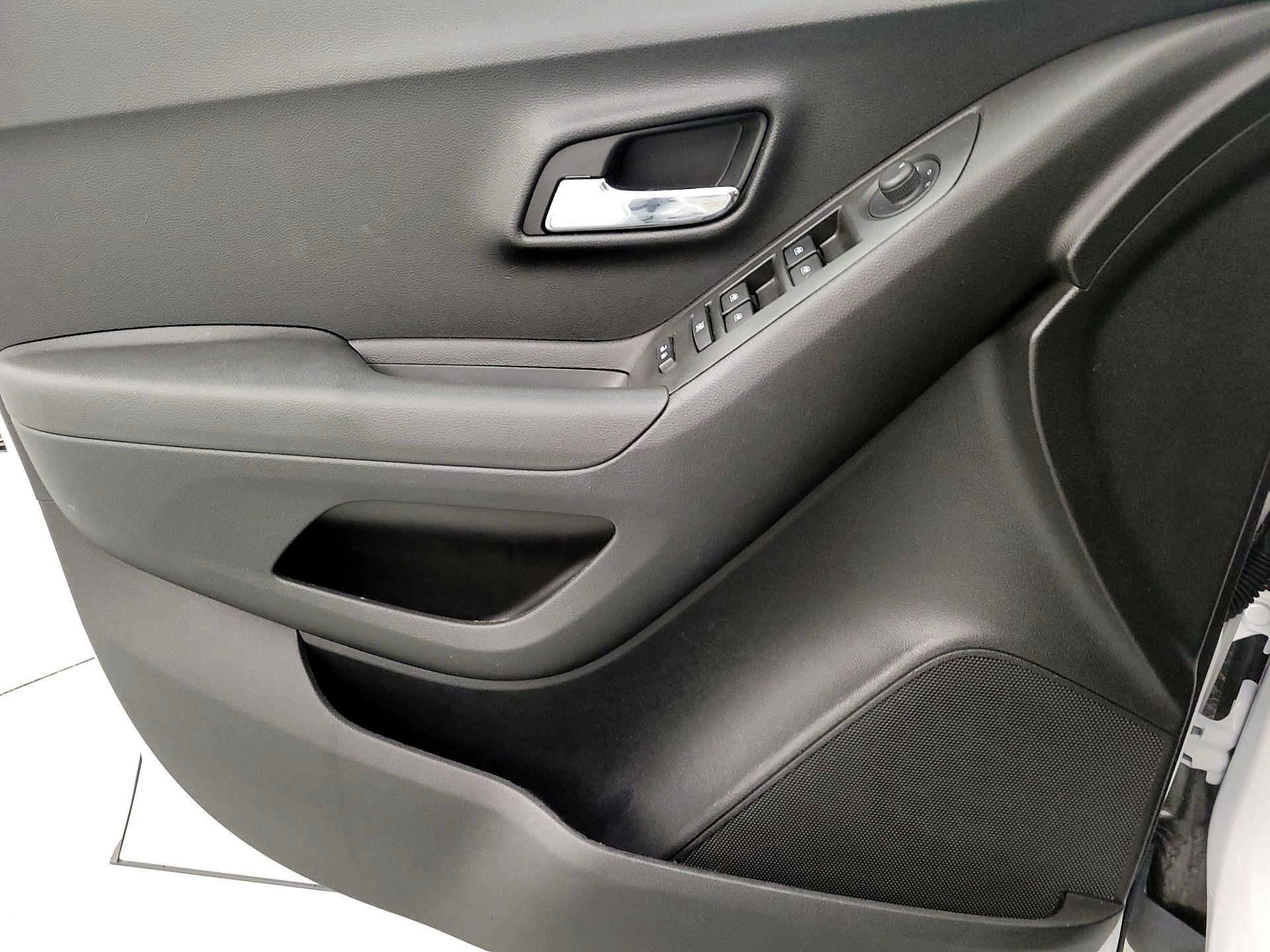 Thumbnail: 2015 Chevrolet Trax - 12
