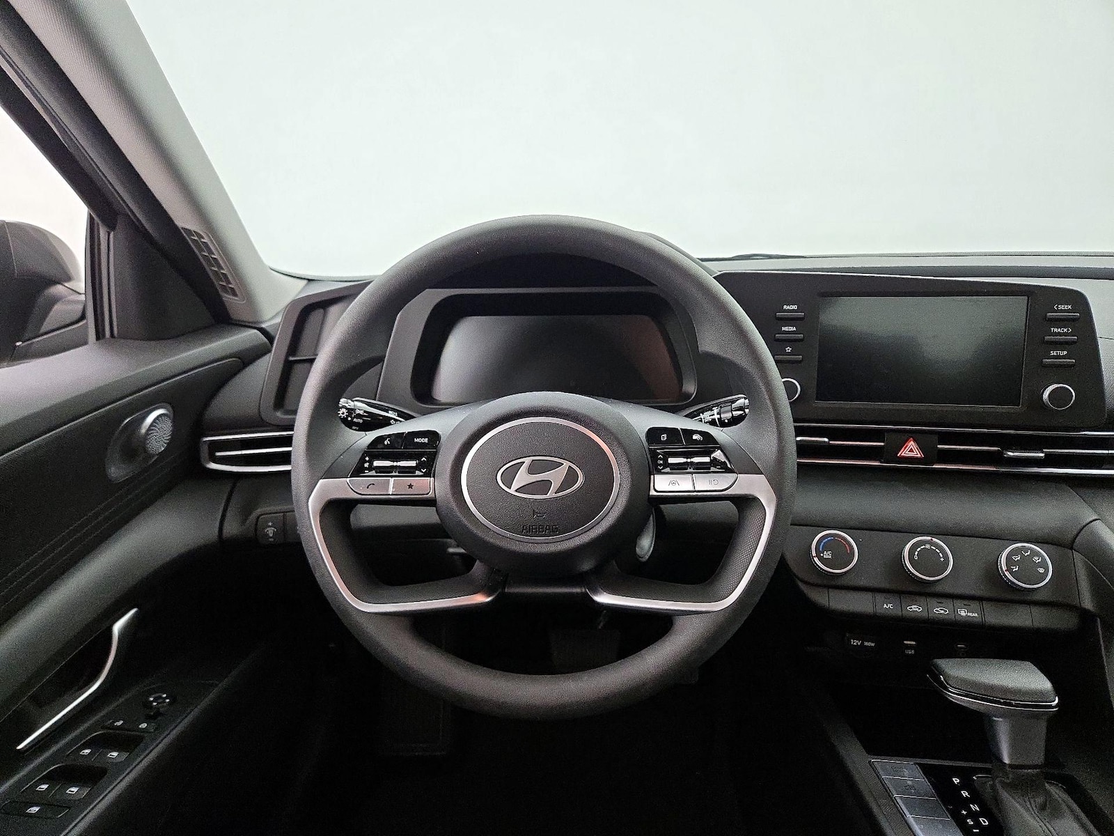 2025 Hyundai Elantra SE - Photo 11