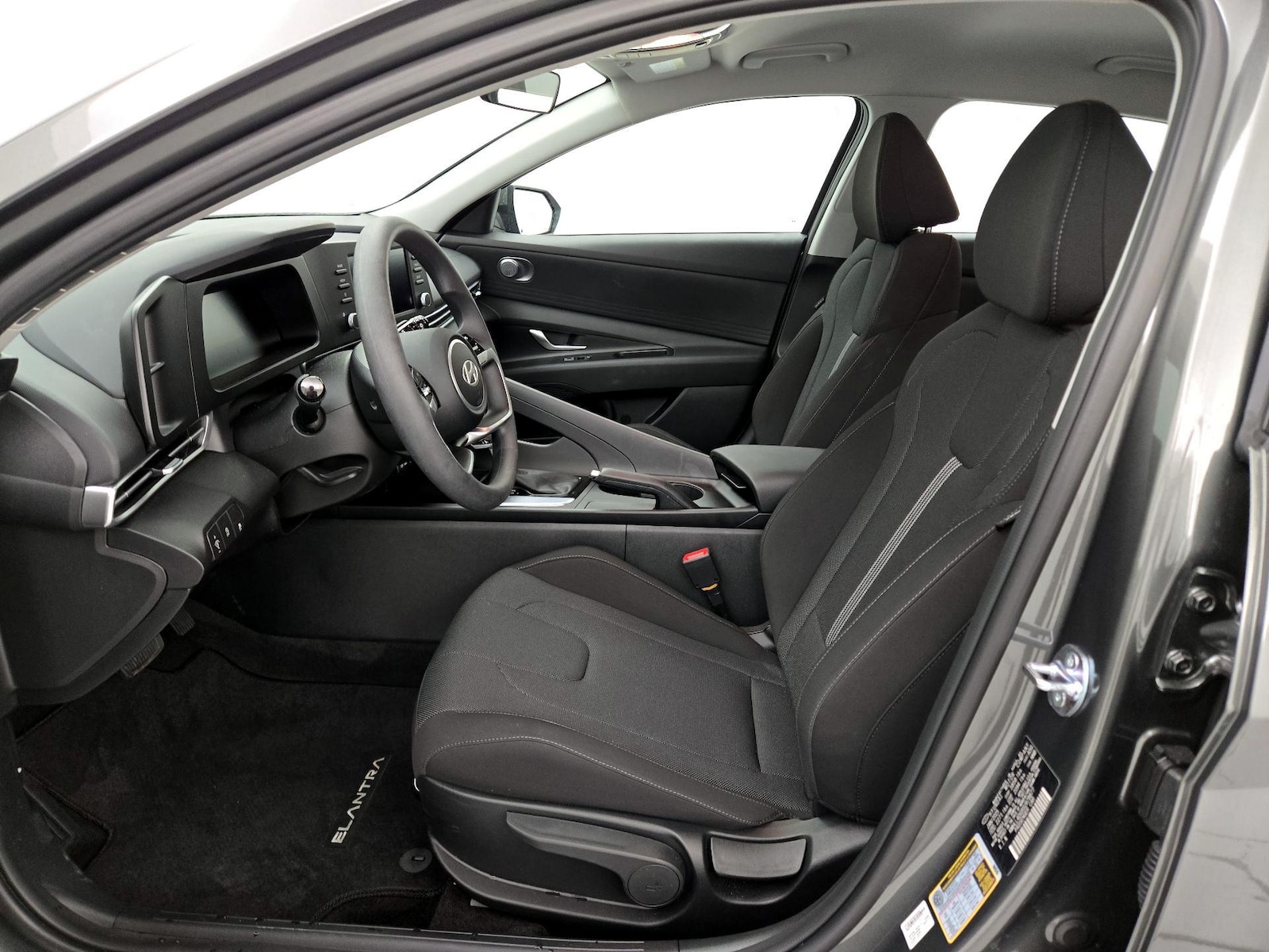 2025 Hyundai Elantra SE - Photo 12