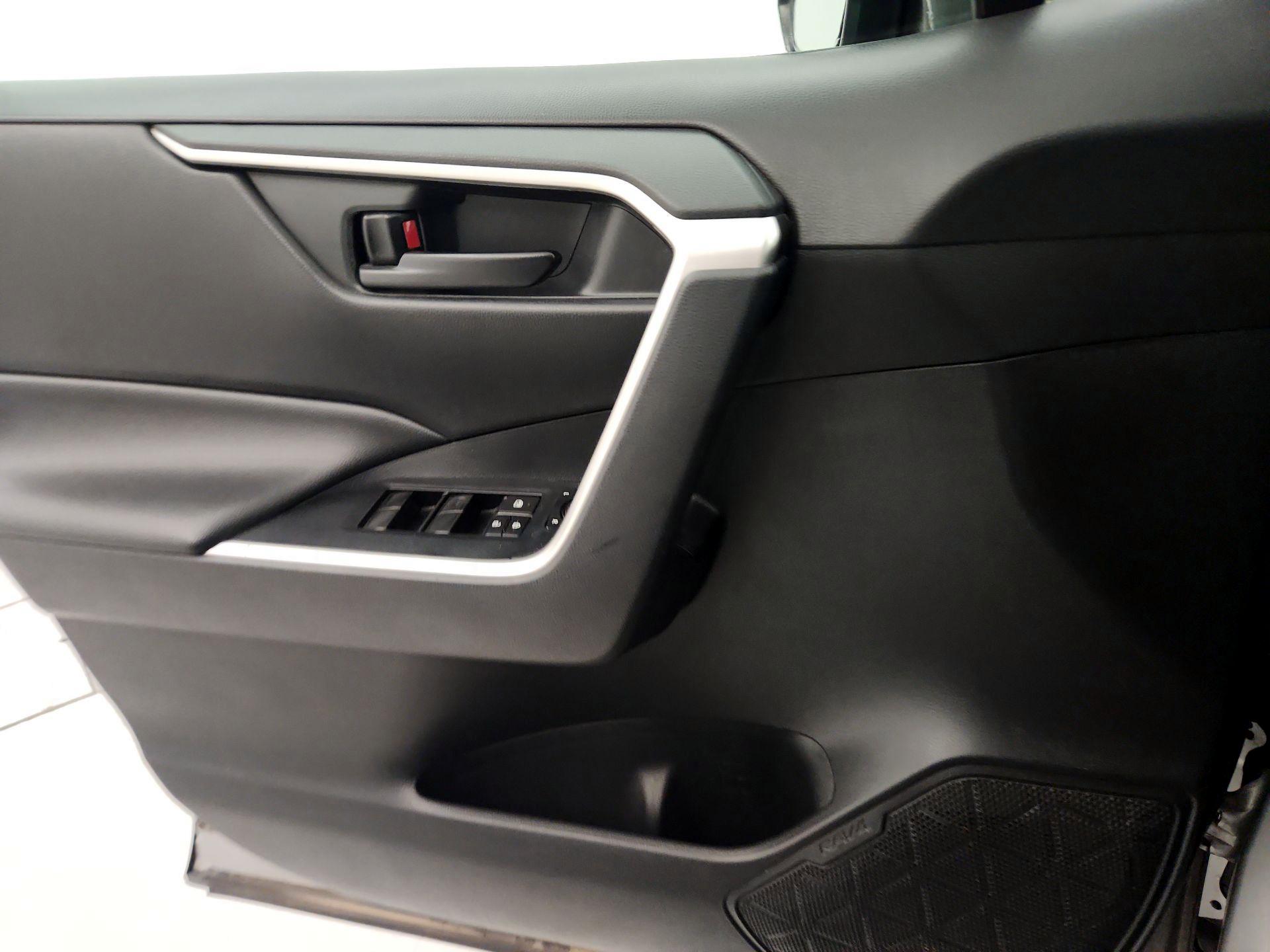 Thumbnail: 2019 Toyota RAV4 - 12