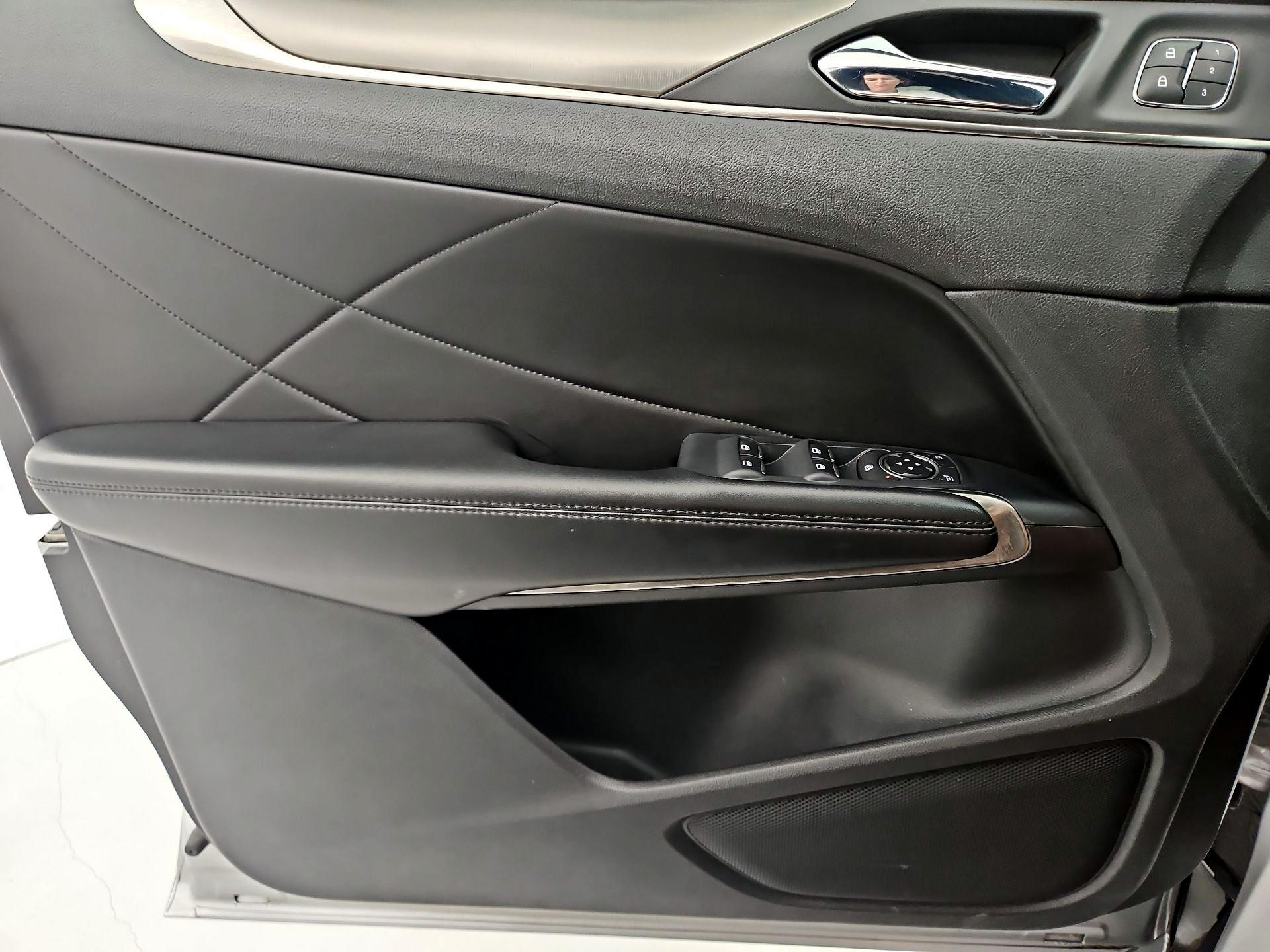 Thumbnail: 2015 Lincoln MKC - 12