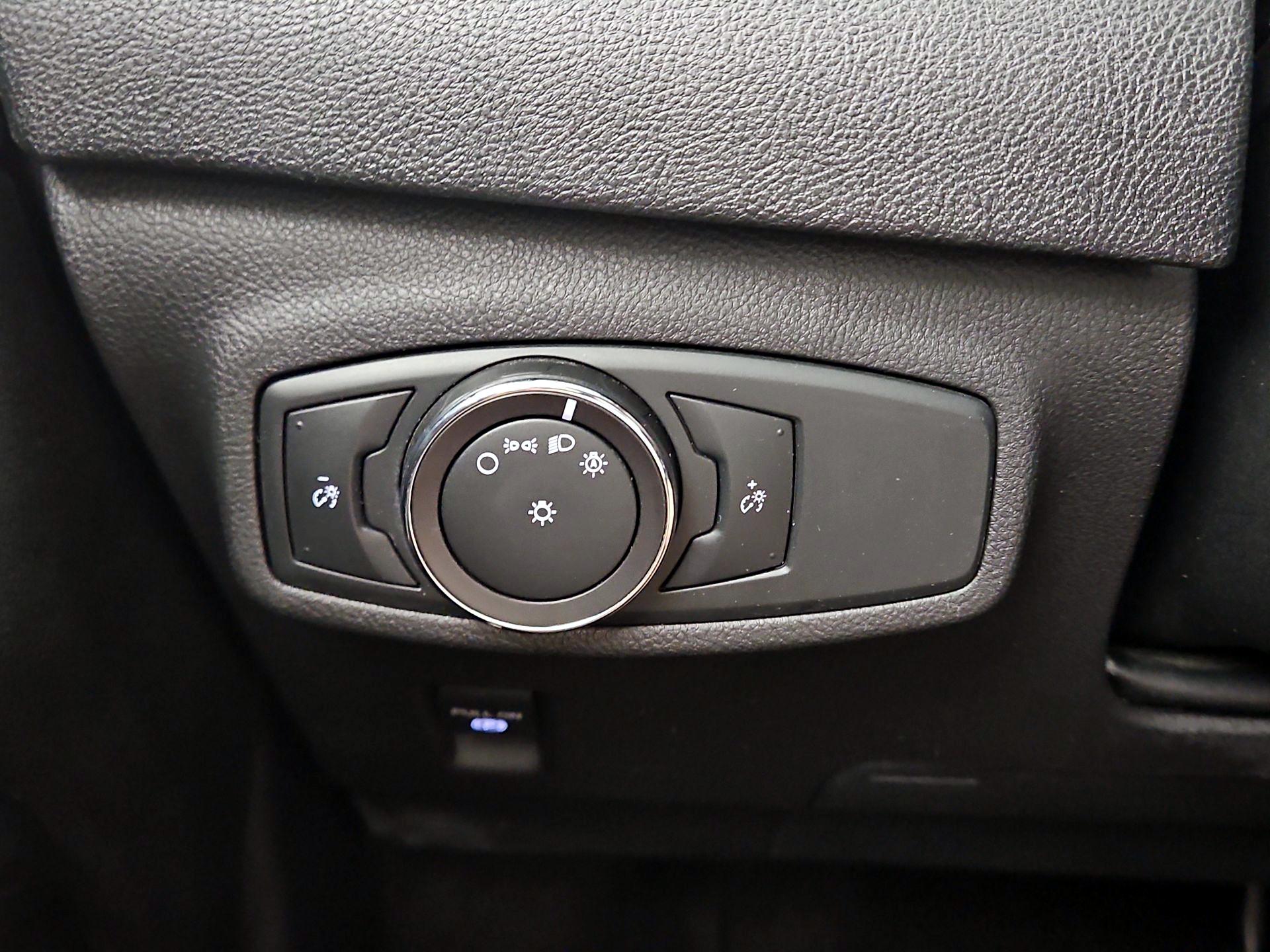 Thumbnail: 2015 Lincoln MKC - 13
