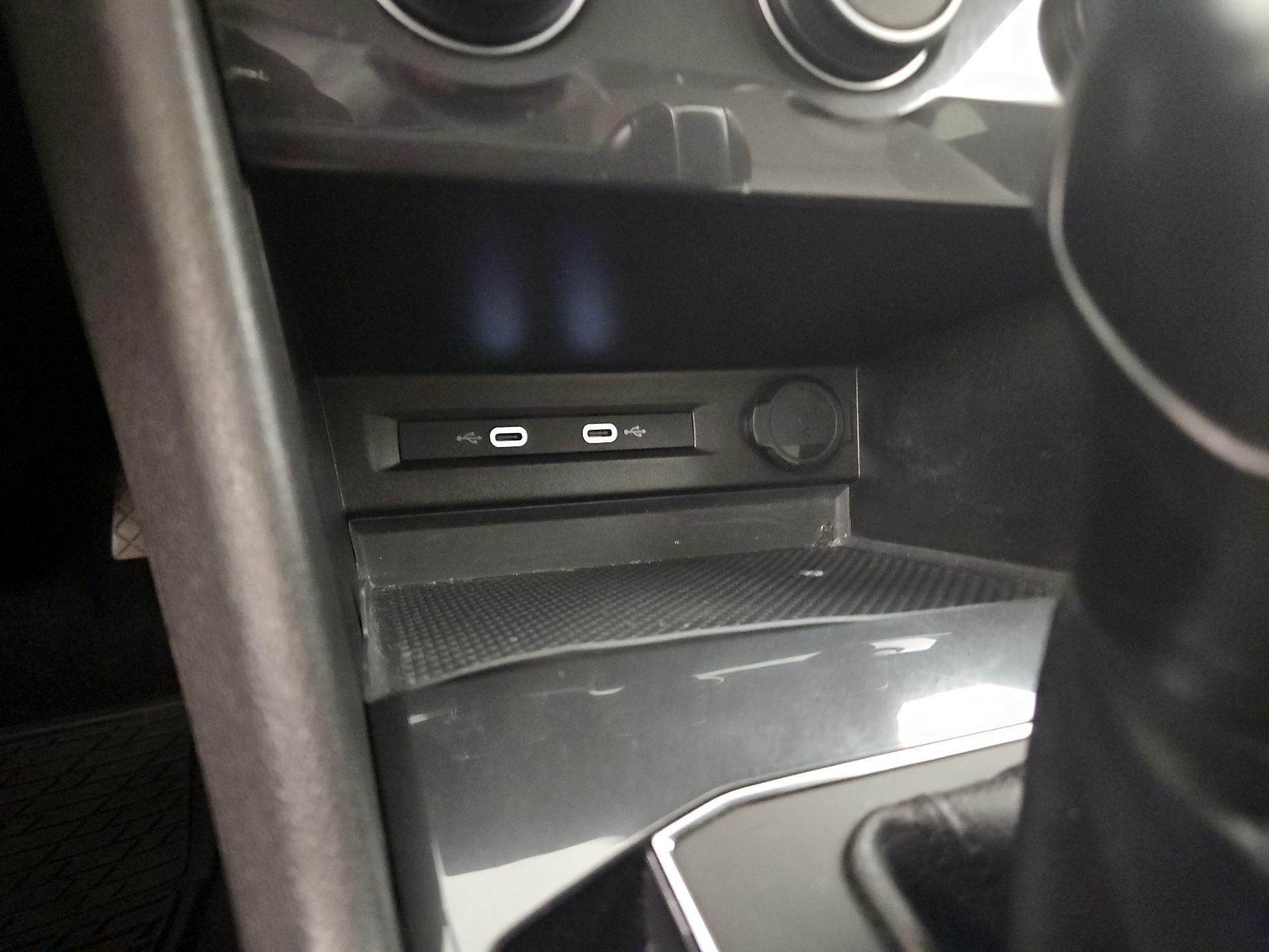 Thumbnail: 2021 Volkswagen Tiguan - 18