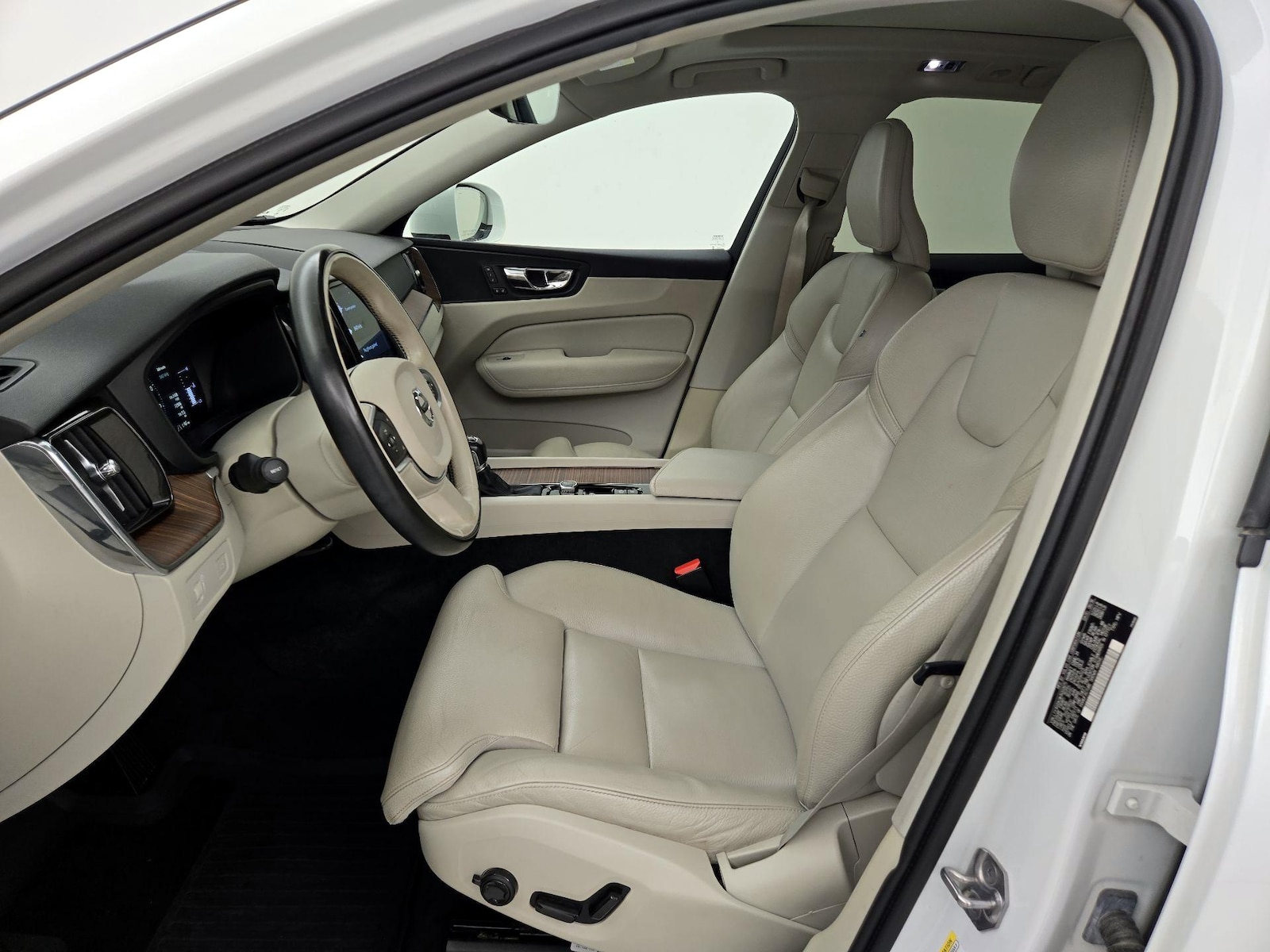 2019 Volvo XC60 T5 Momentum, photo 12