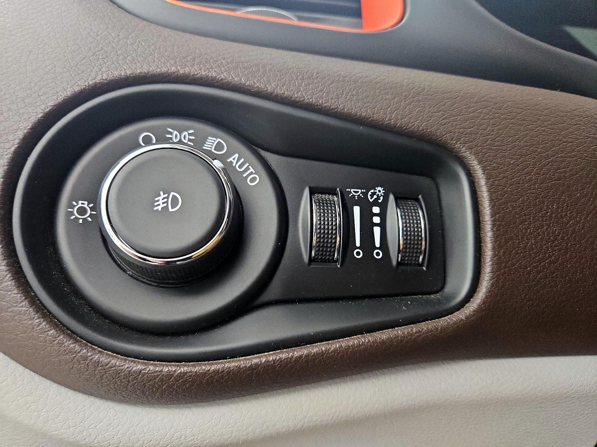 Thumbnail: 2015 Jeep Renegade - 13