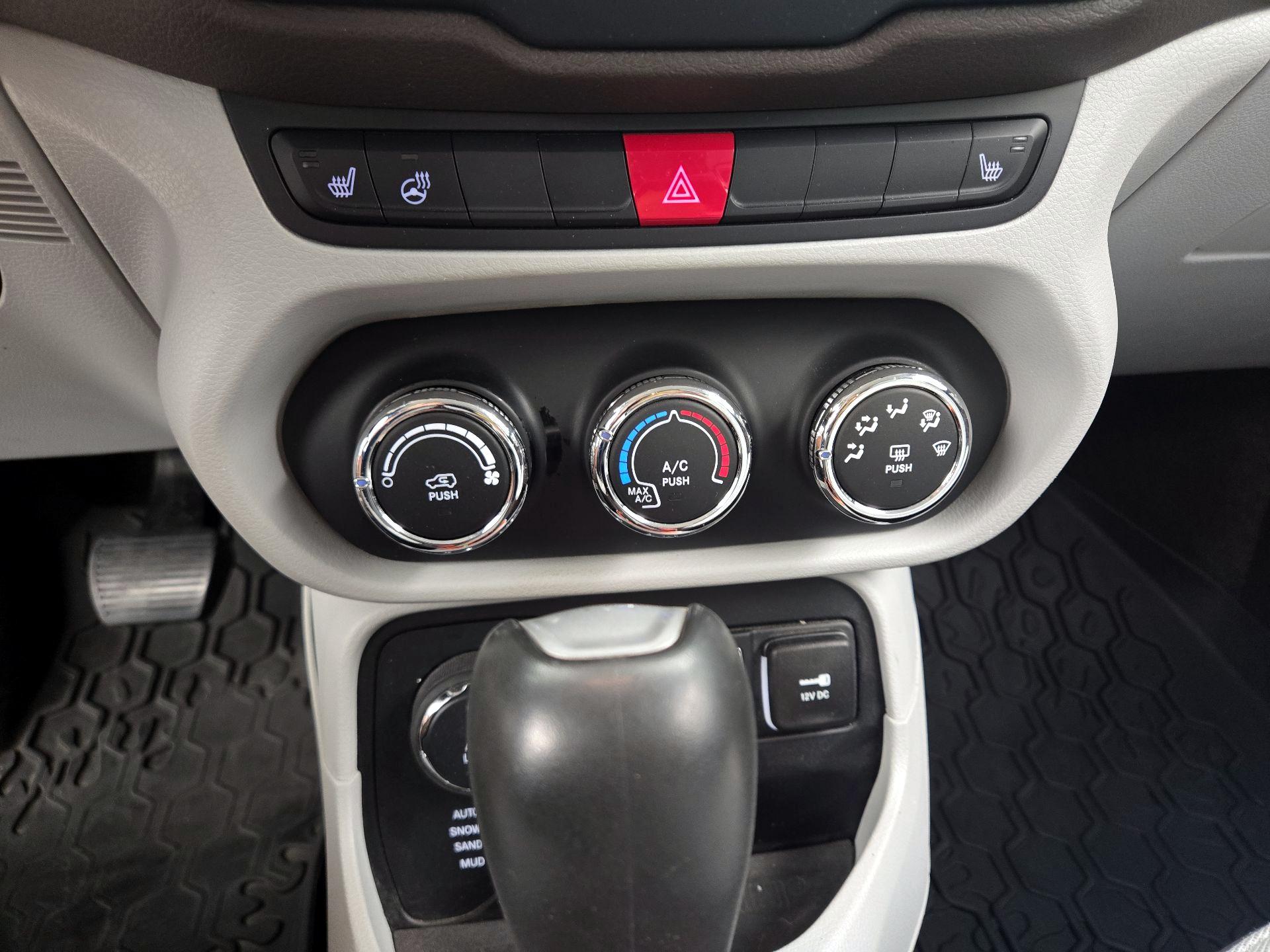 Thumbnail: 2015 Jeep Renegade - 17