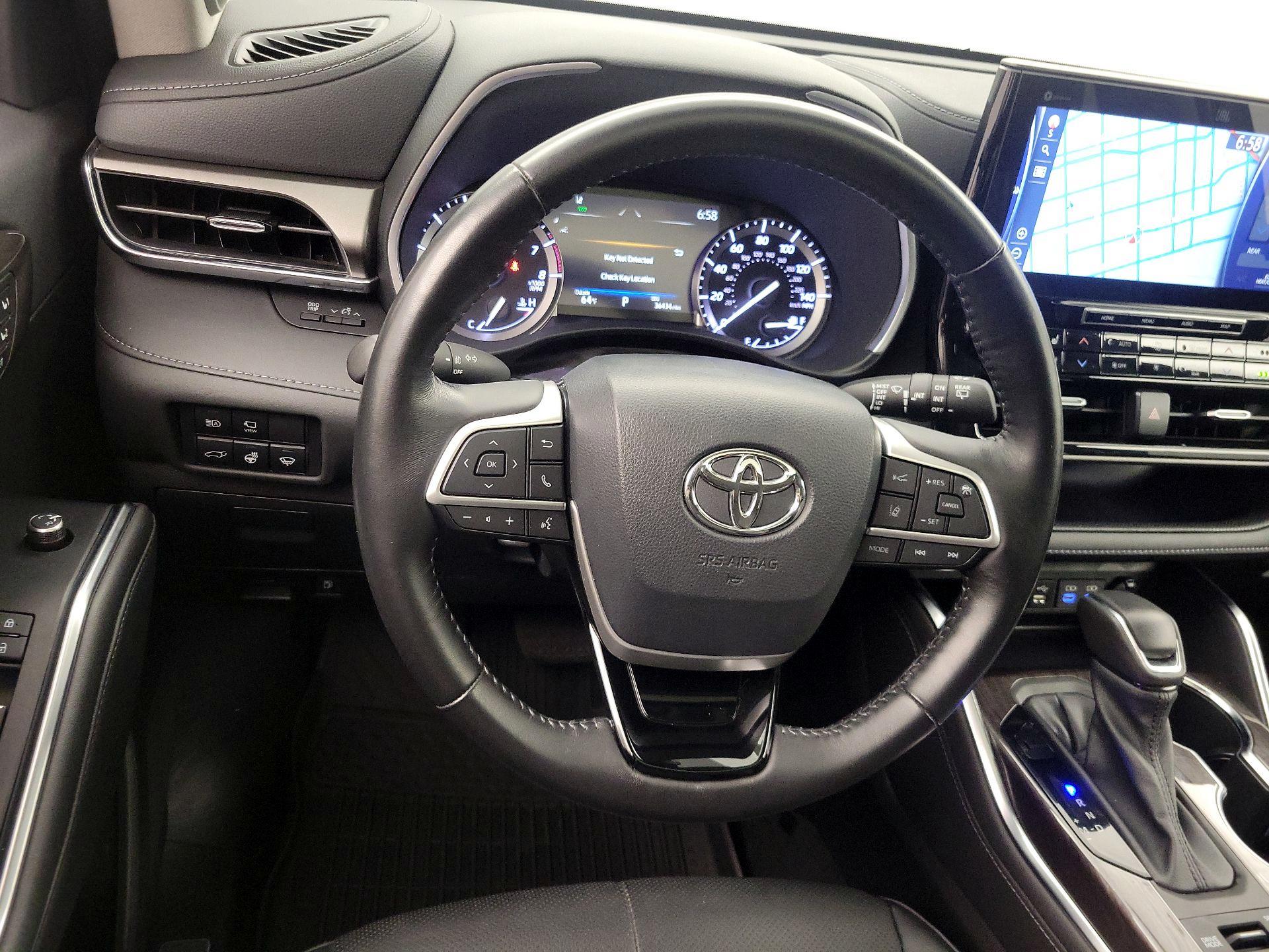 Thumbnail: 2022 Toyota Highlander - 10