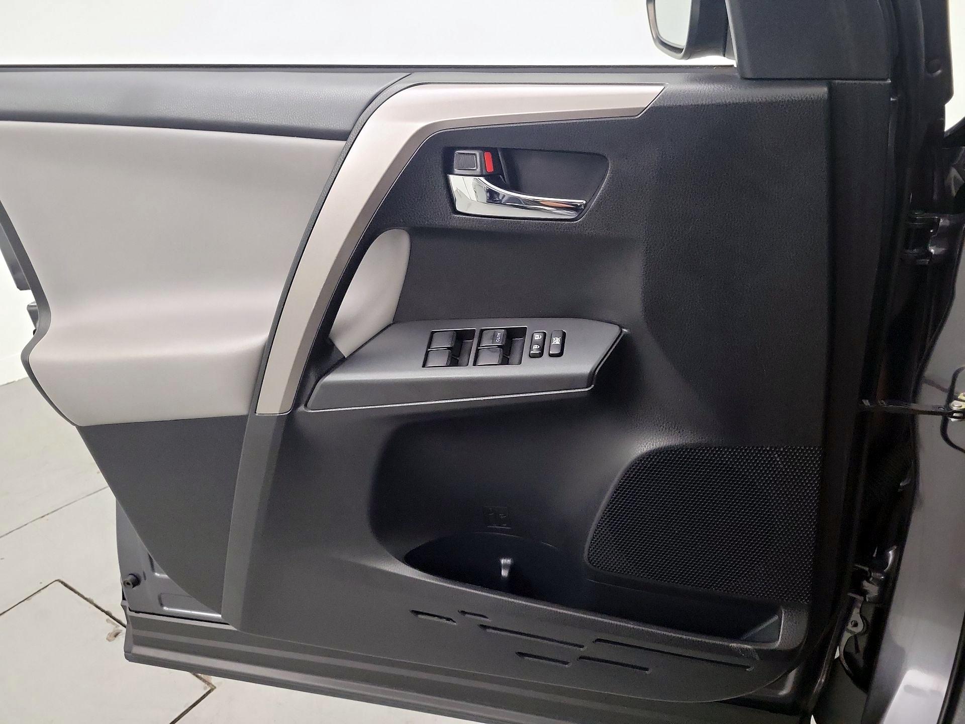 Thumbnail: 2018 Toyota RAV4 - 12