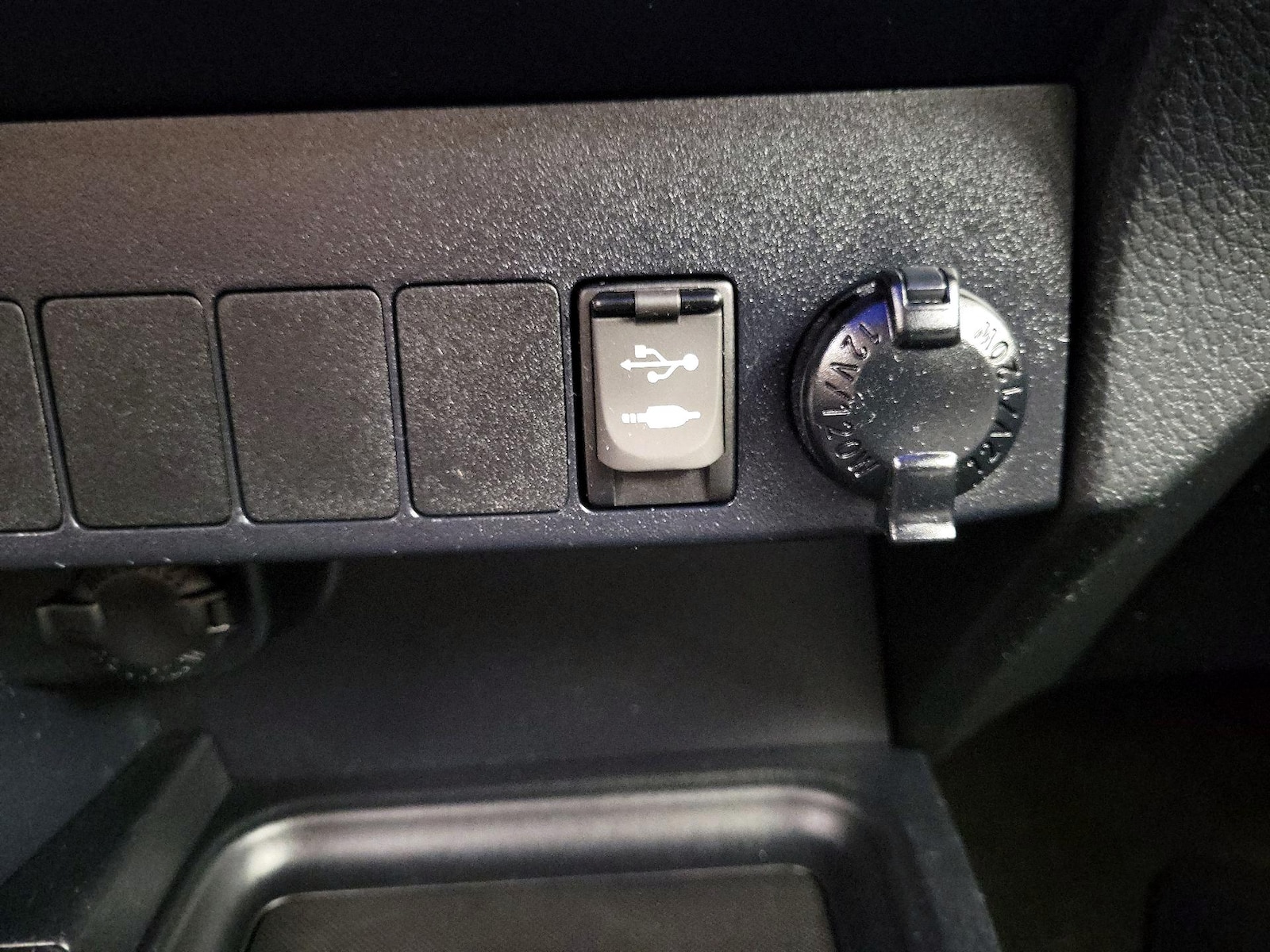 2018 Toyota RAV4 XLE - Photo 18
