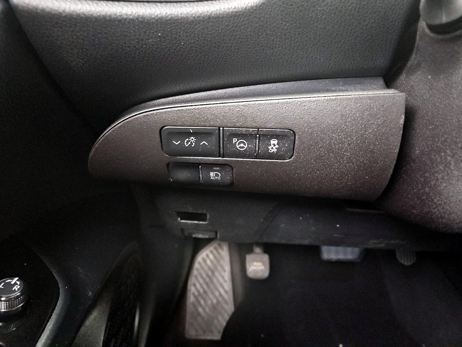 2018 Toyota Prius Three - Photo 14