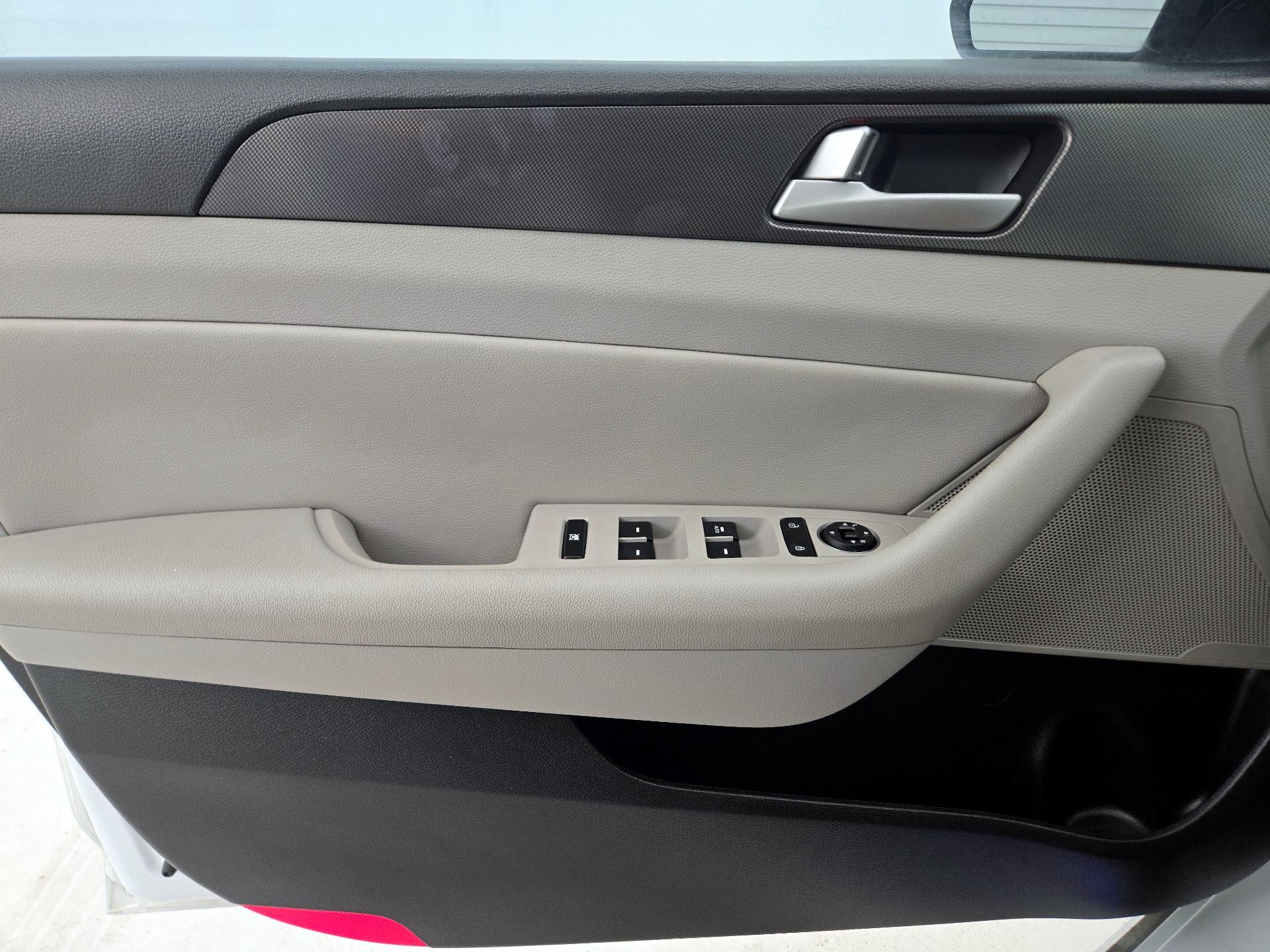 Thumbnail: 2016 Hyundai Sonata - 12