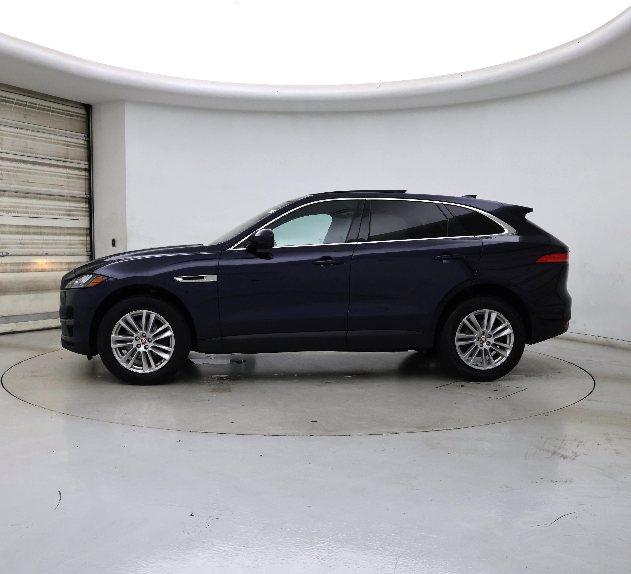 Thumbnail: 2017 Jaguar F-Pace - 3