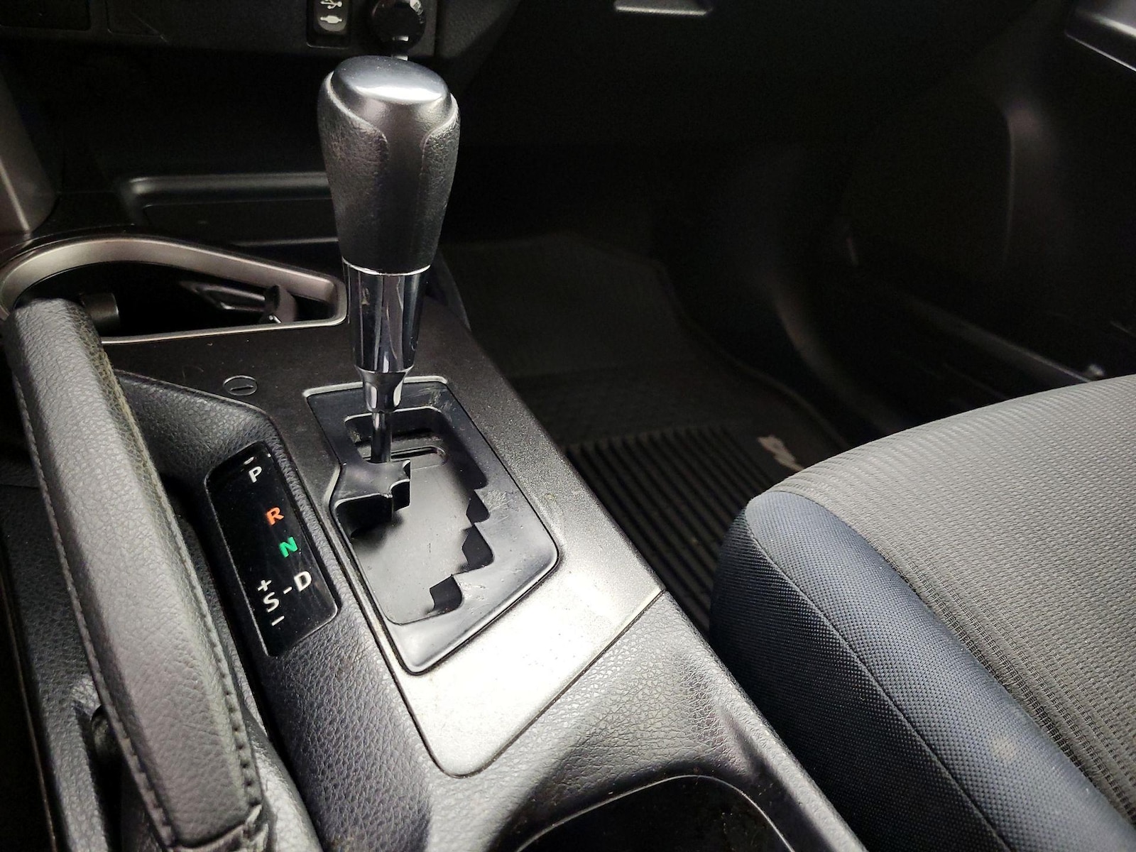 2016 Toyota RAV4 LE - Photo 18