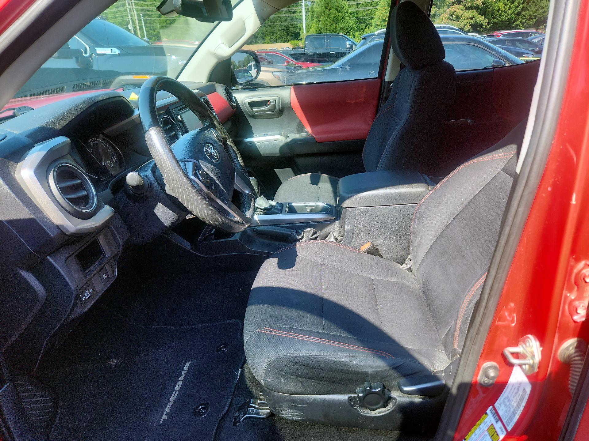 Thumbnail: 2019 Toyota Tacoma - 11