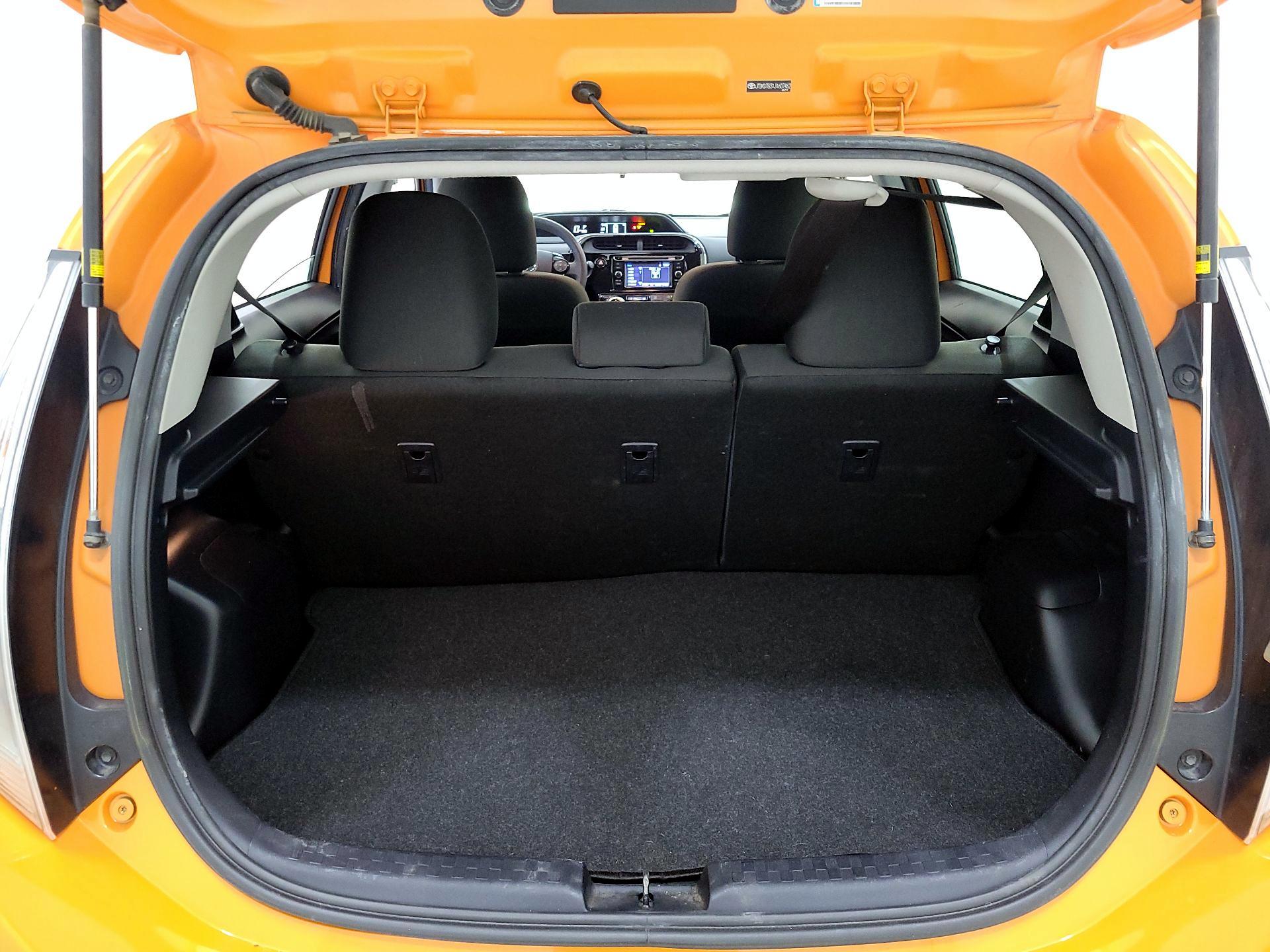 Thumbnail: 2018 Toyota Prius c - 20
