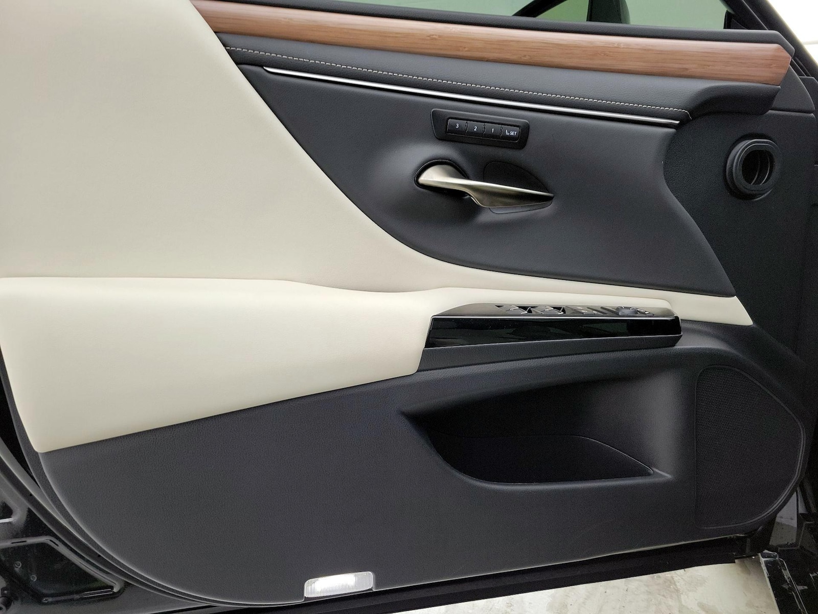 2025 Lexus ES 350 - Photo 13