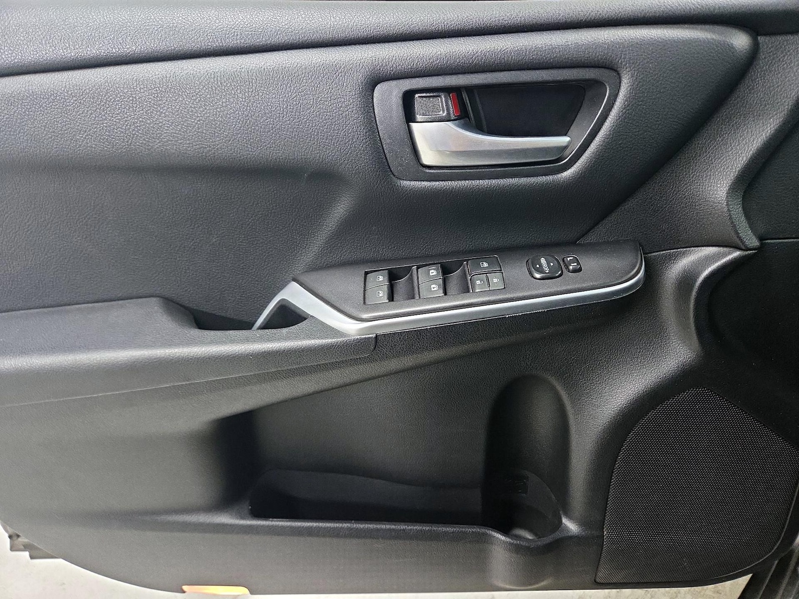 2017 Toyota Camry SE - Photo 13