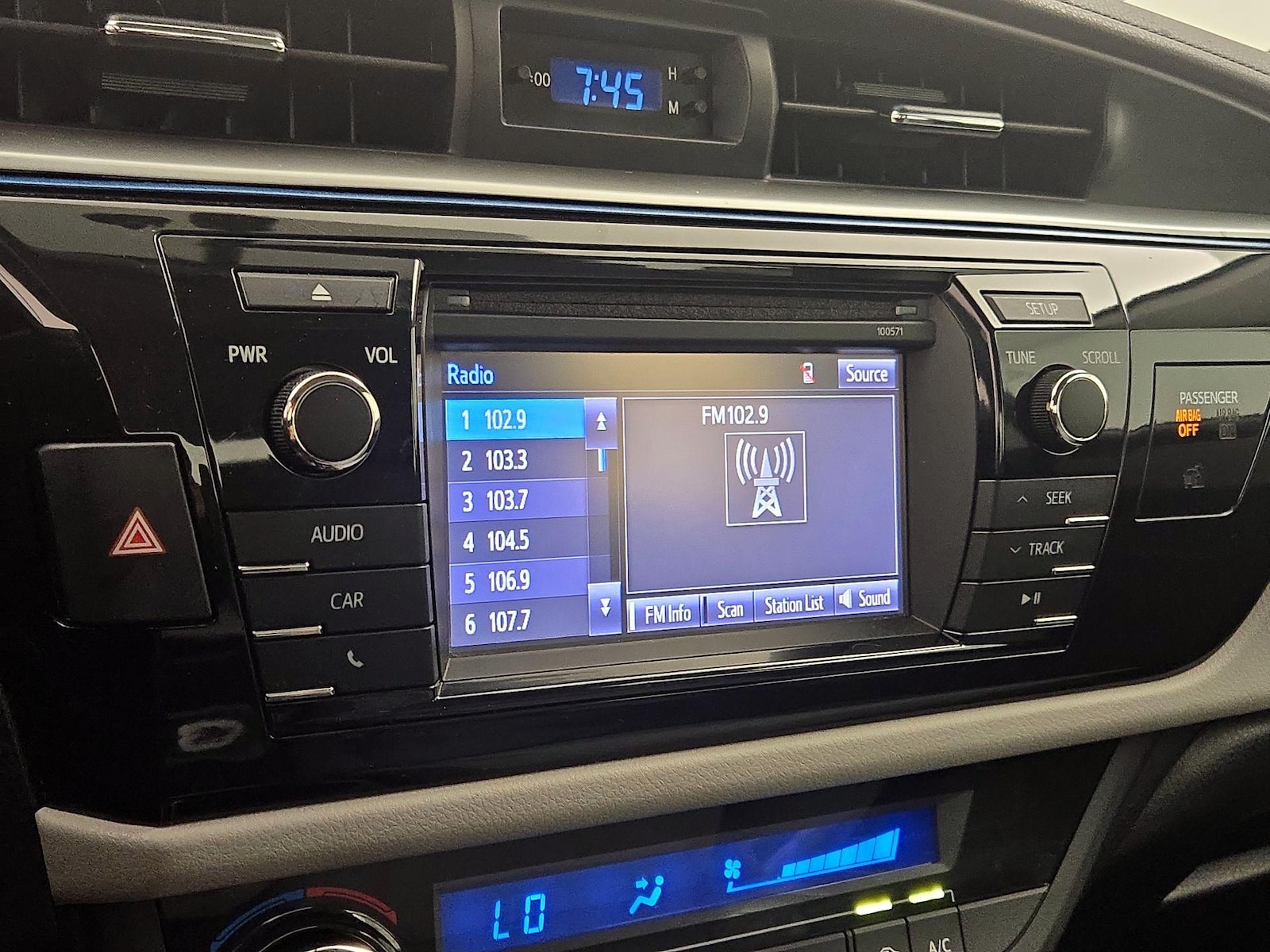2016 Toyota Corolla LE - Photo 16