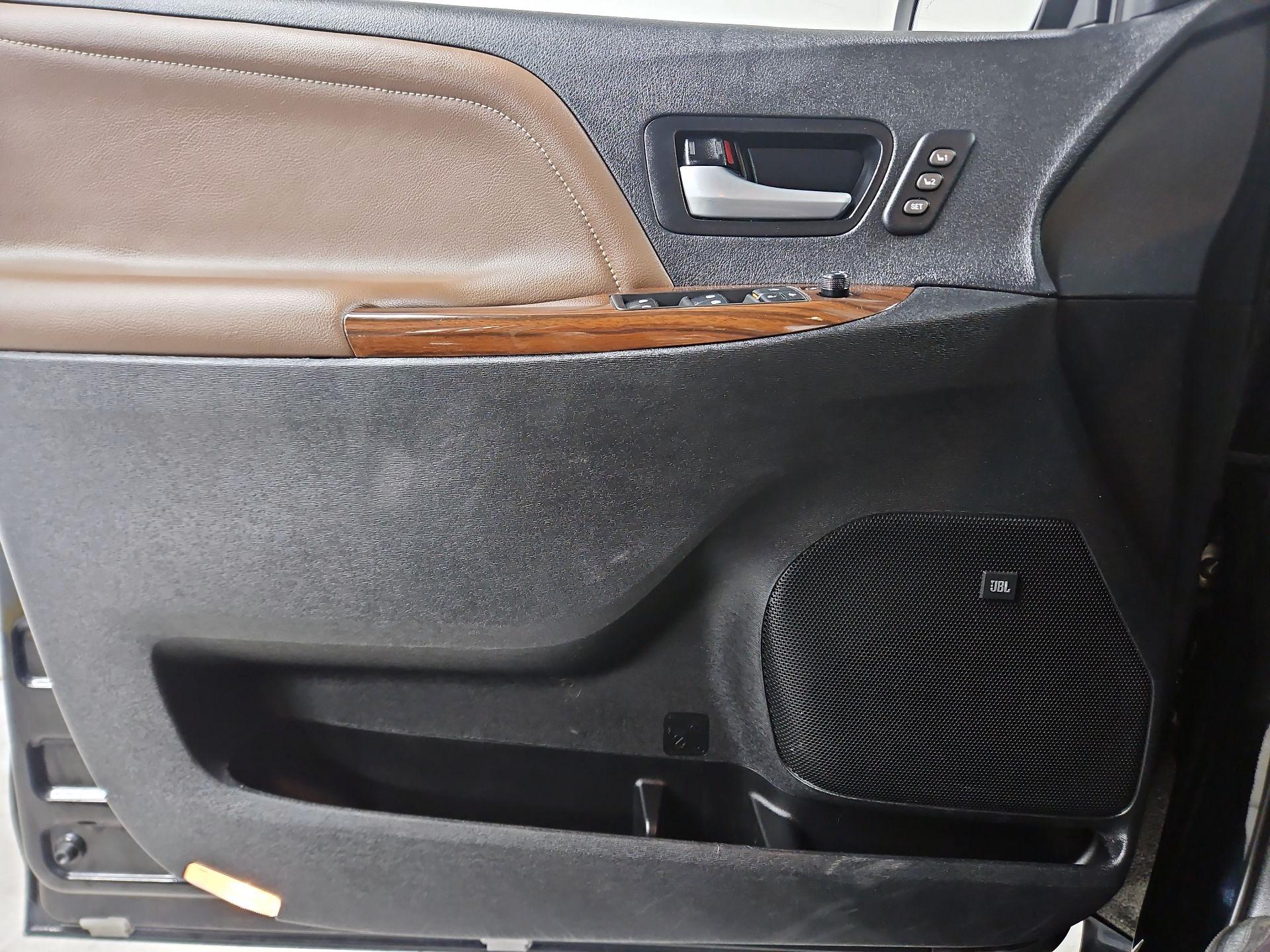 Thumbnail: 2018 Toyota Sienna - 12