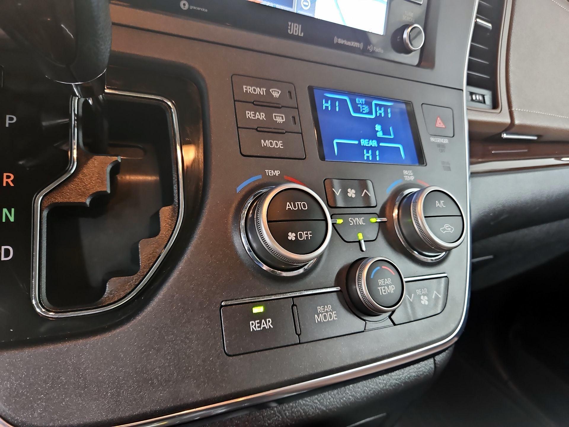 Thumbnail: 2018 Toyota Sienna - 17