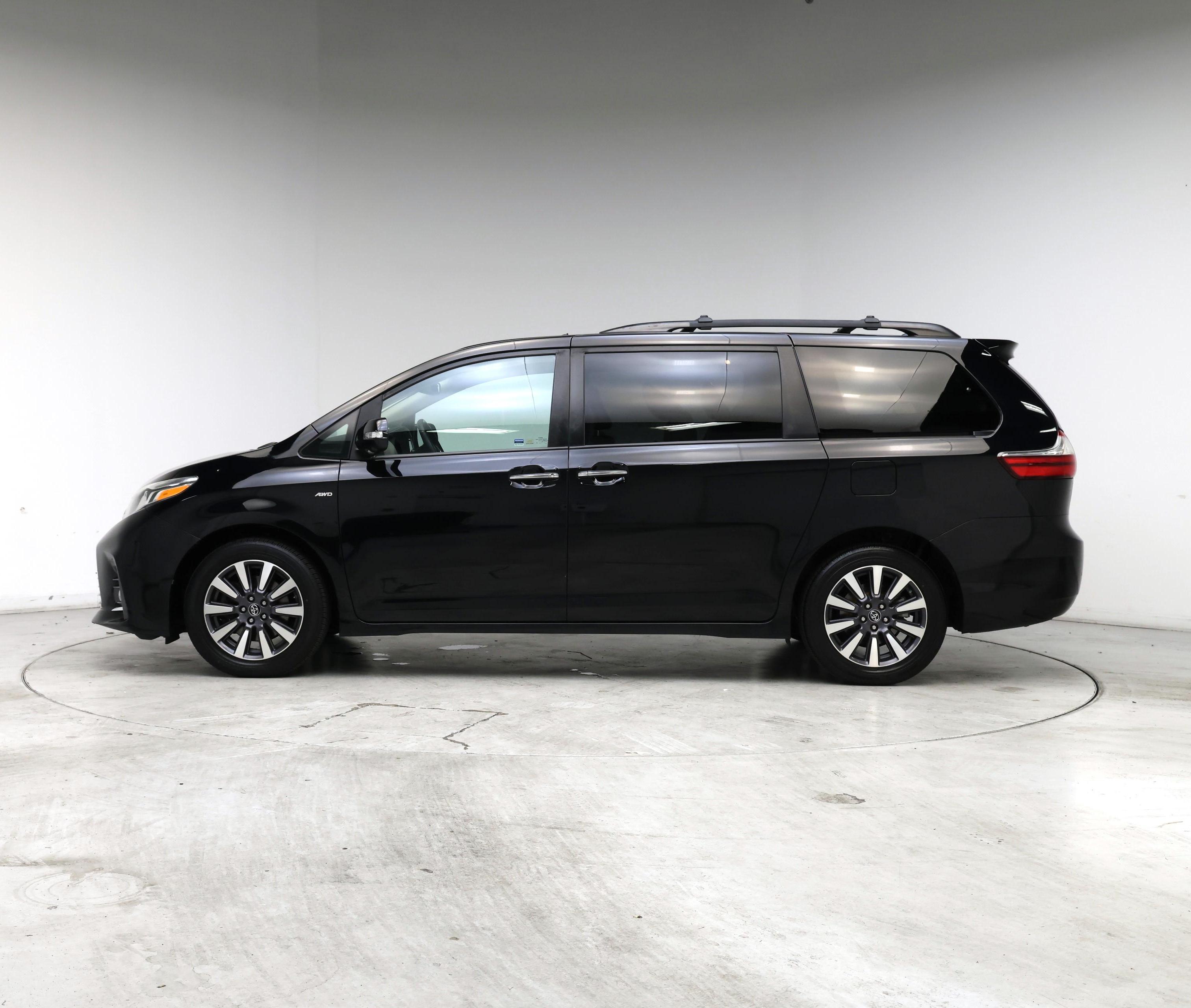 Thumbnail: 2018 Toyota Sienna - 3
