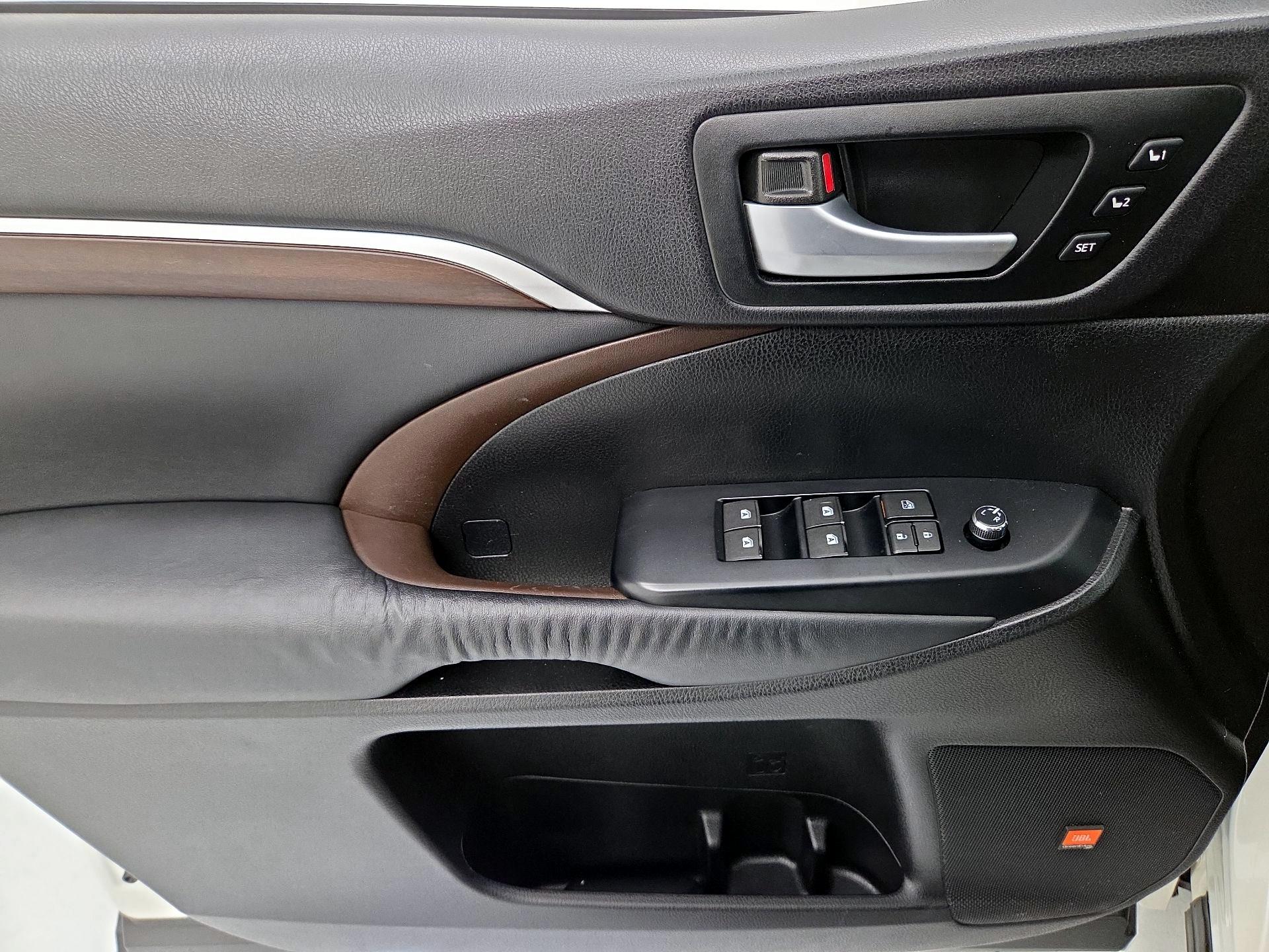Thumbnail: 2015 Toyota Highlander - 12