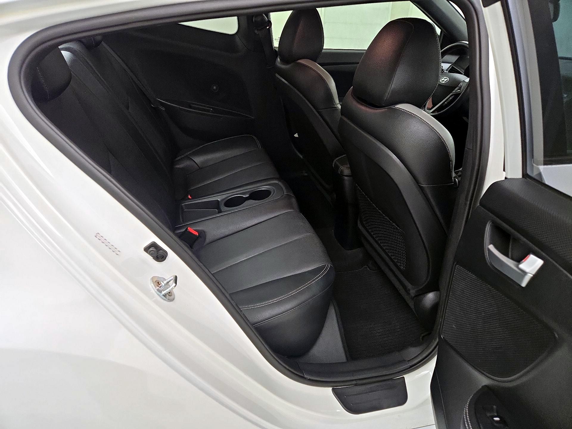 Thumbnail: 2016 Hyundai Veloster - 19