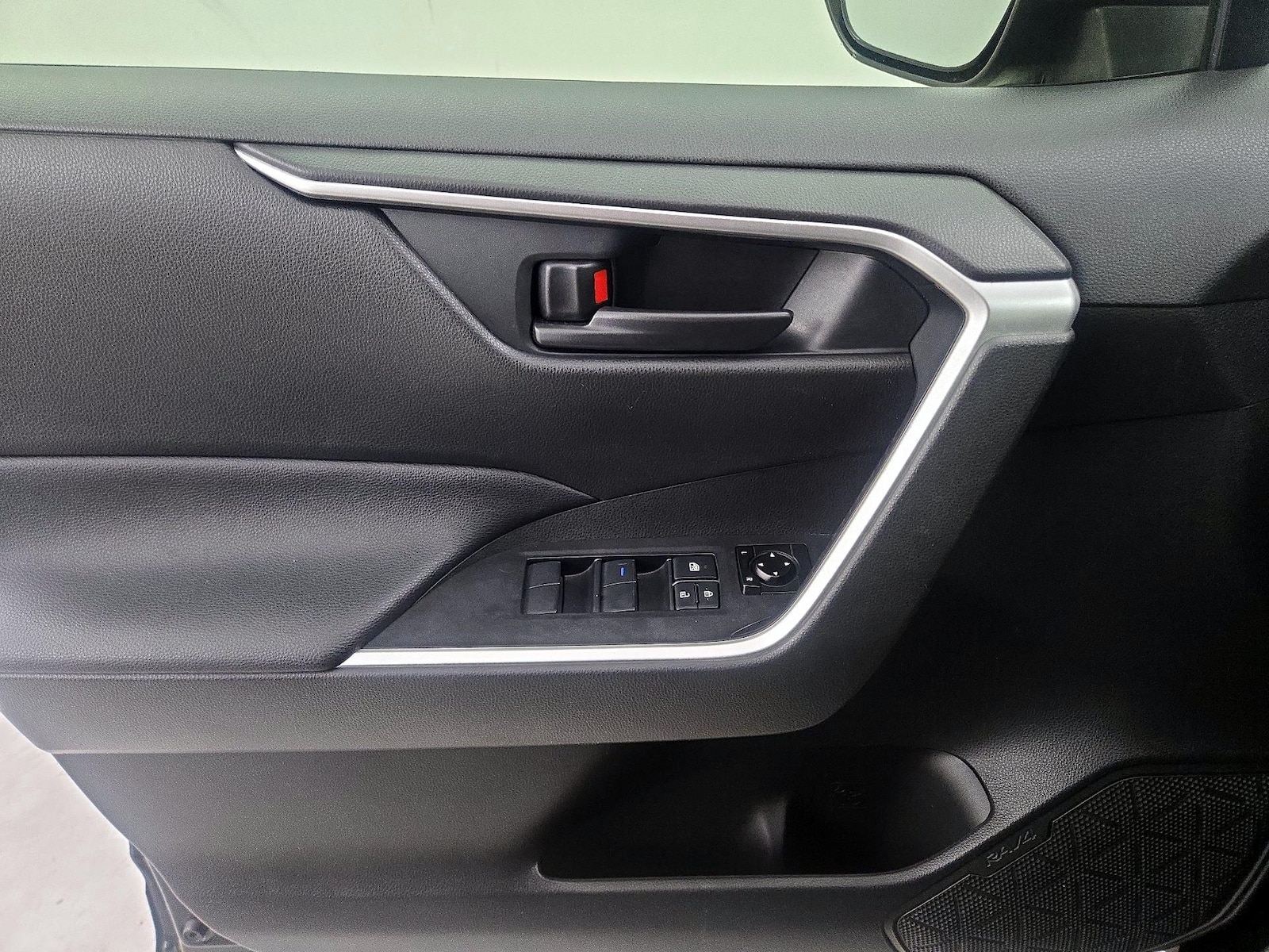 2020 Toyota RAV4 LE - Photo 13