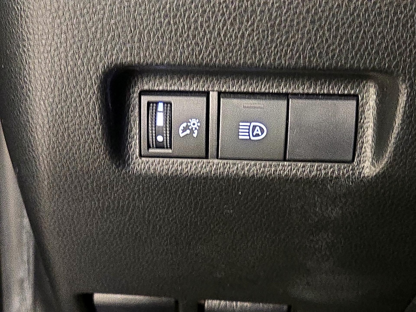 2020 Toyota RAV4 LE - Photo 14