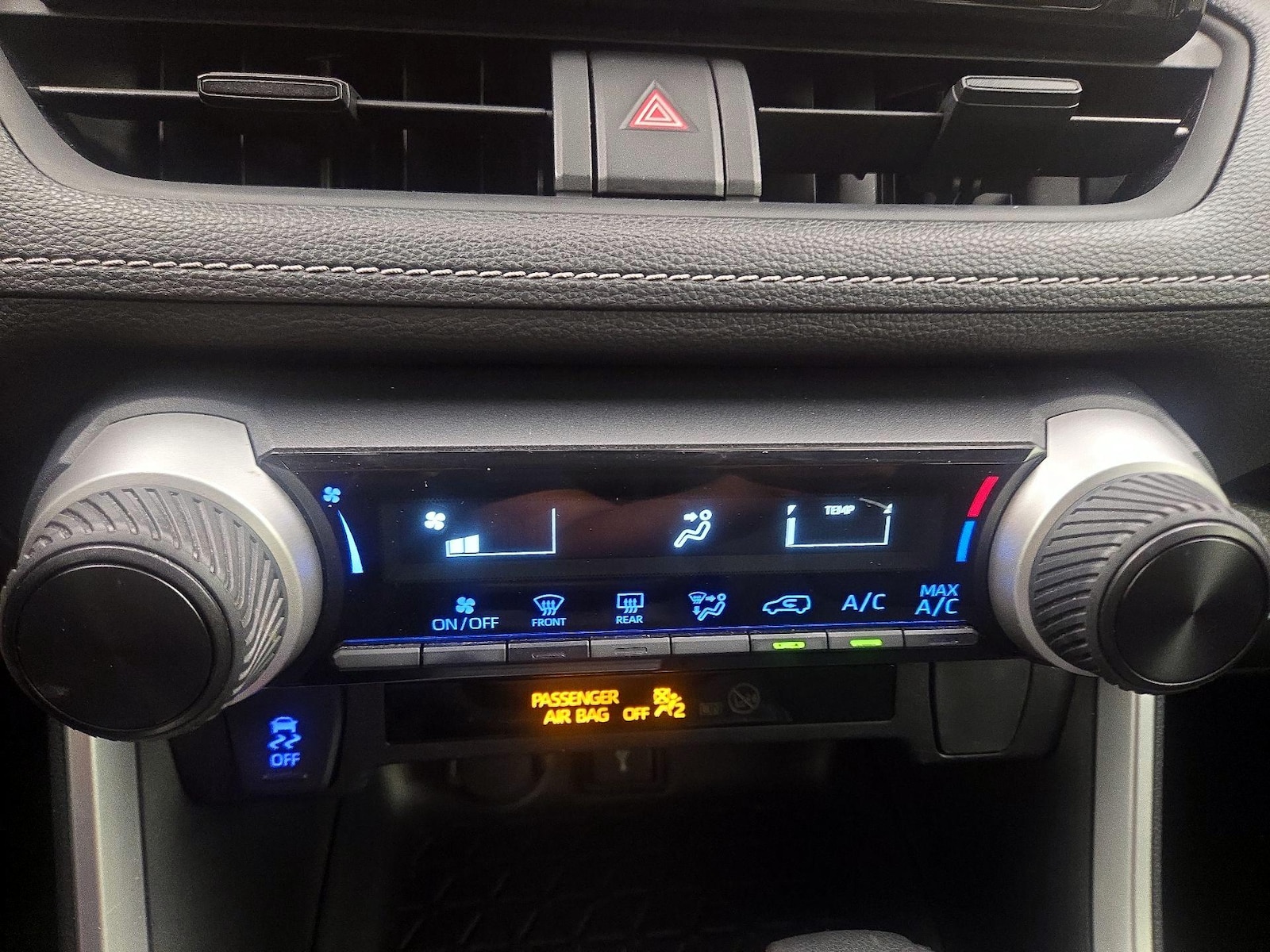 2020 Toyota RAV4 LE - Photo 17