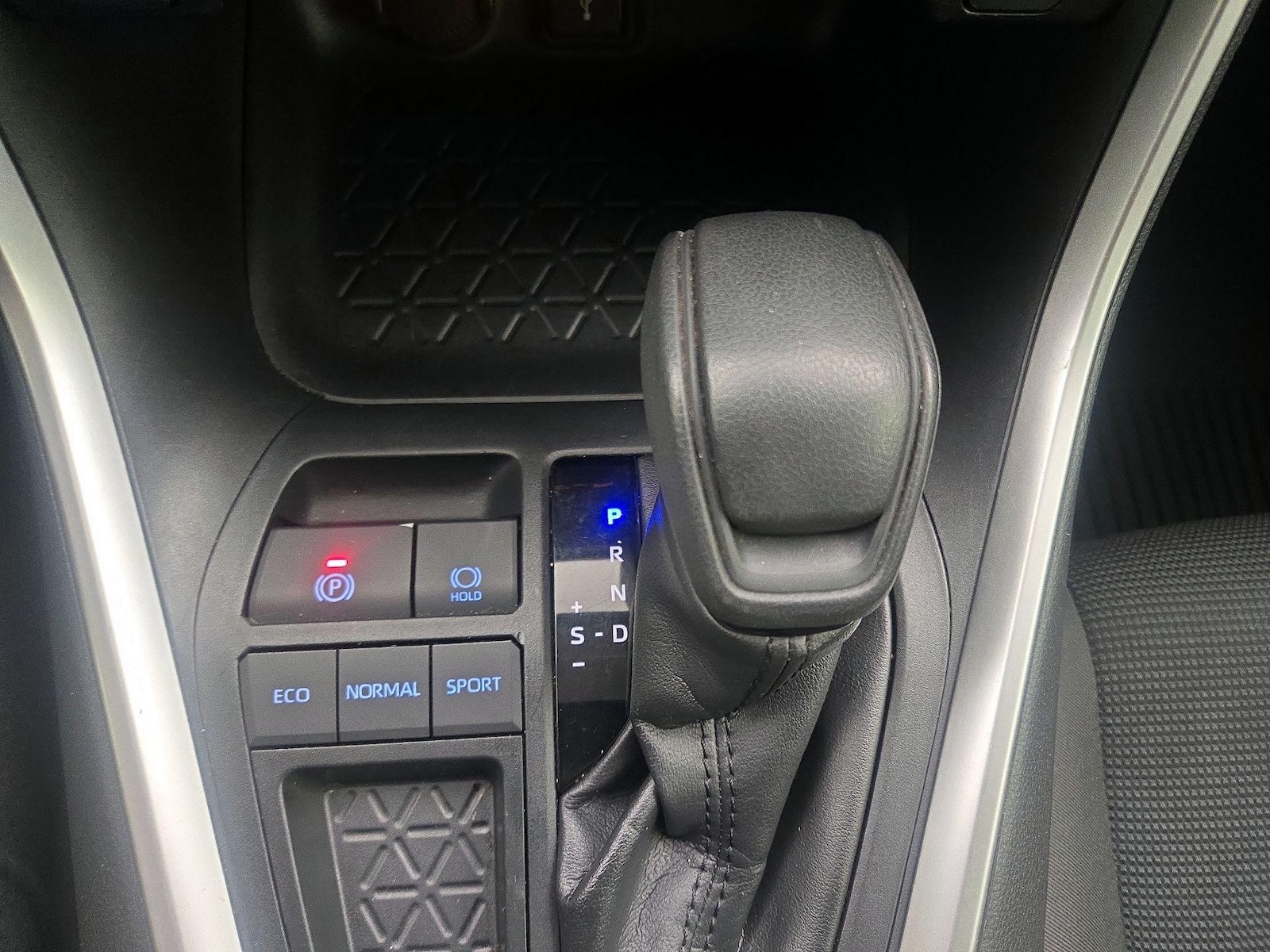2020 Toyota RAV4 LE - Photo 18