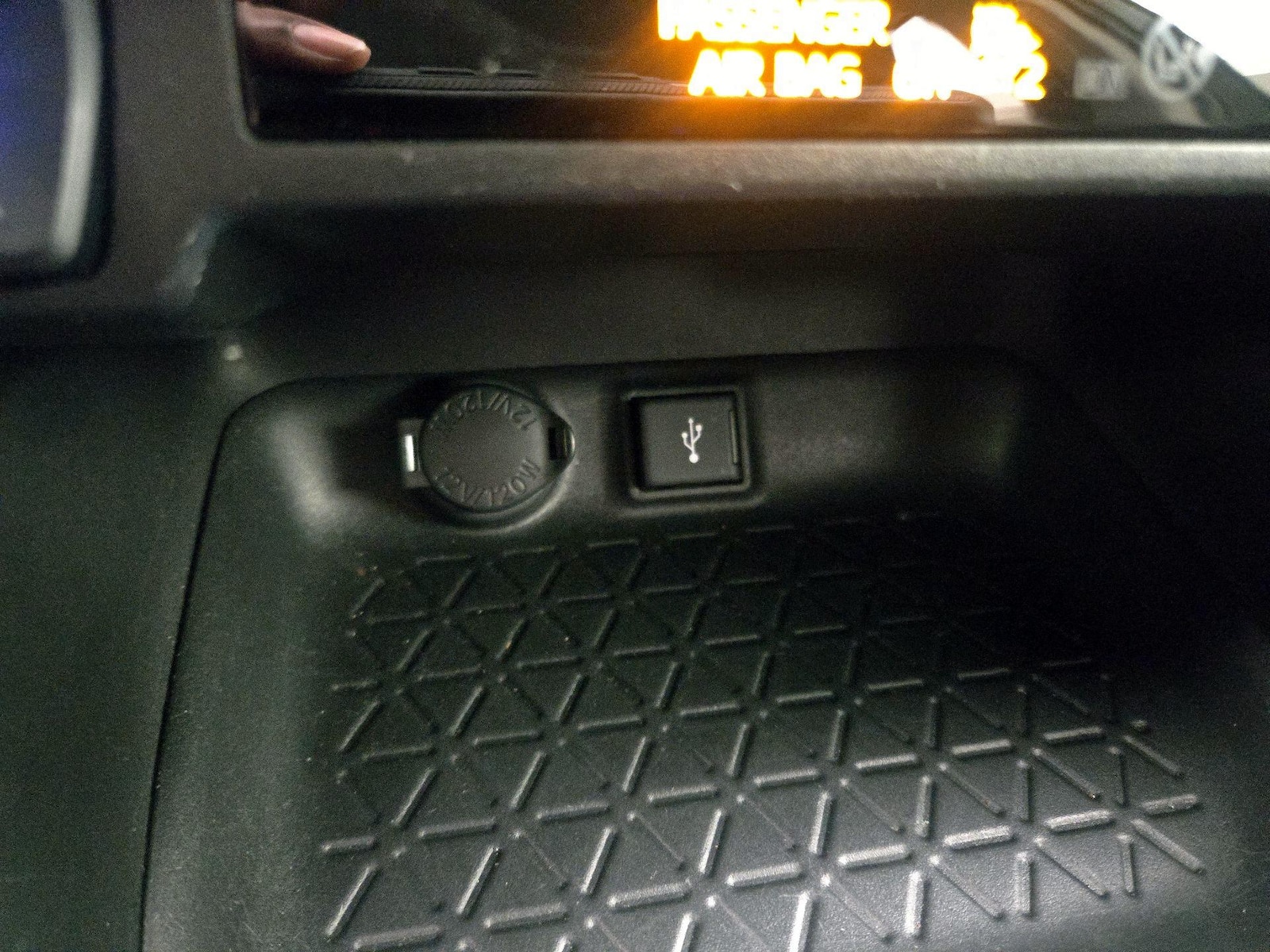 2020 Toyota RAV4 LE - Photo 19