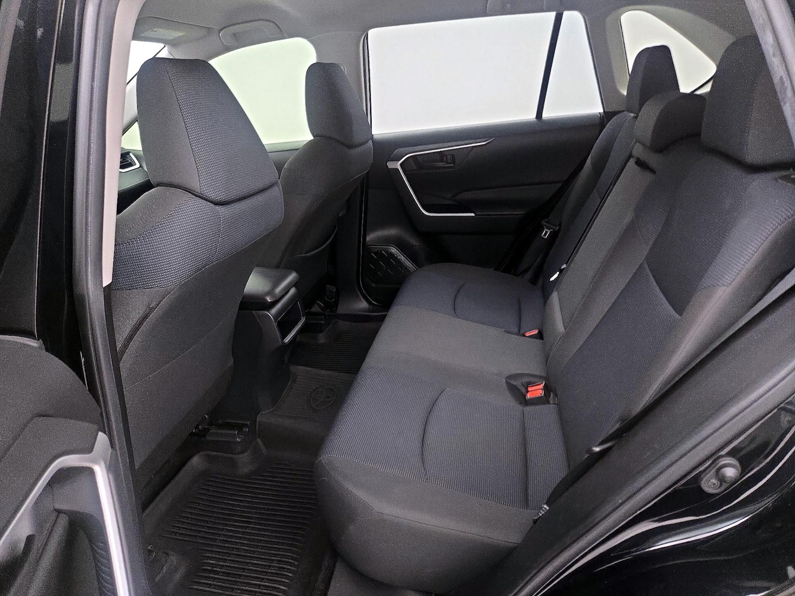 2020 Toyota RAV4 LE - Photo 20