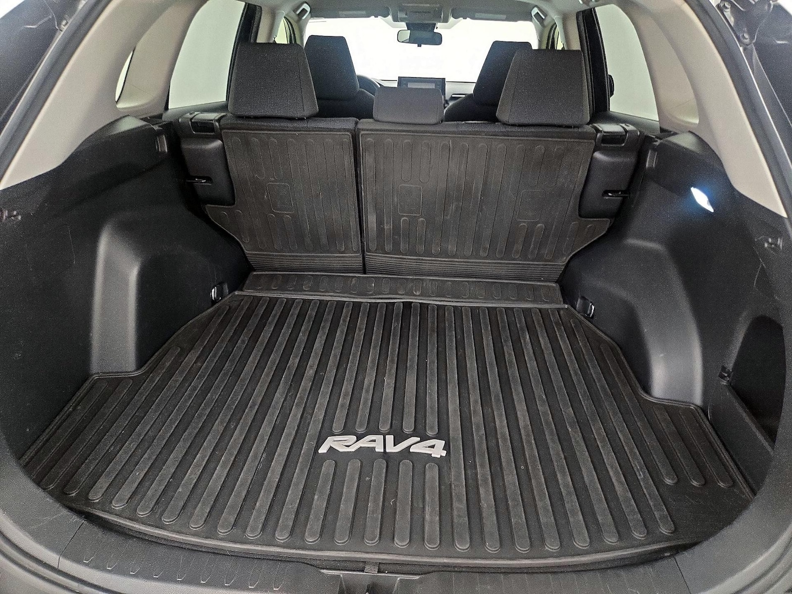 2020 Toyota RAV4 LE - Photo 21