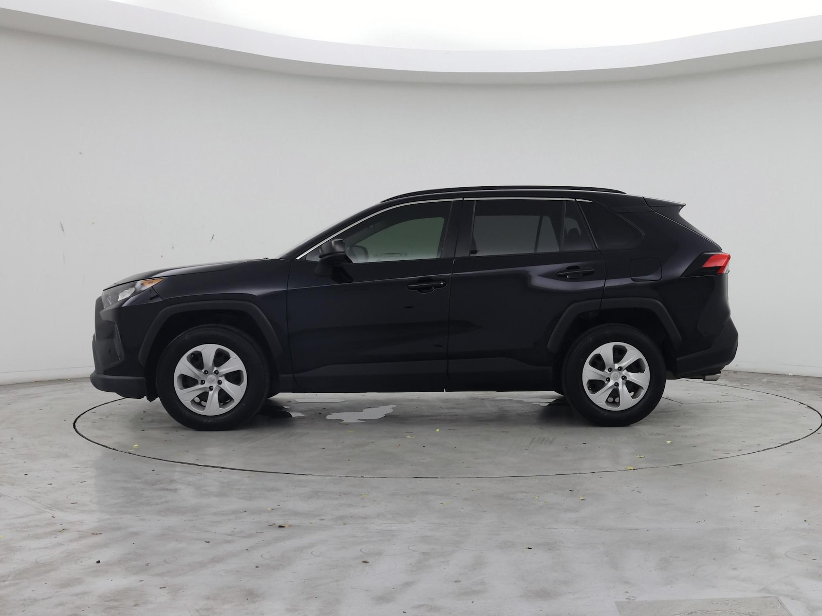 2020 Toyota RAV4 LE - Photo 4