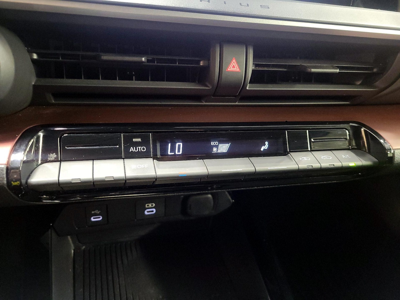 2024 Toyota Prius Prime SE - Photo 18