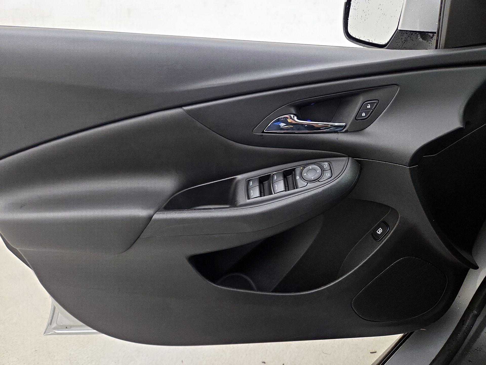 Thumbnail: 2016 Chevrolet Volt - 12