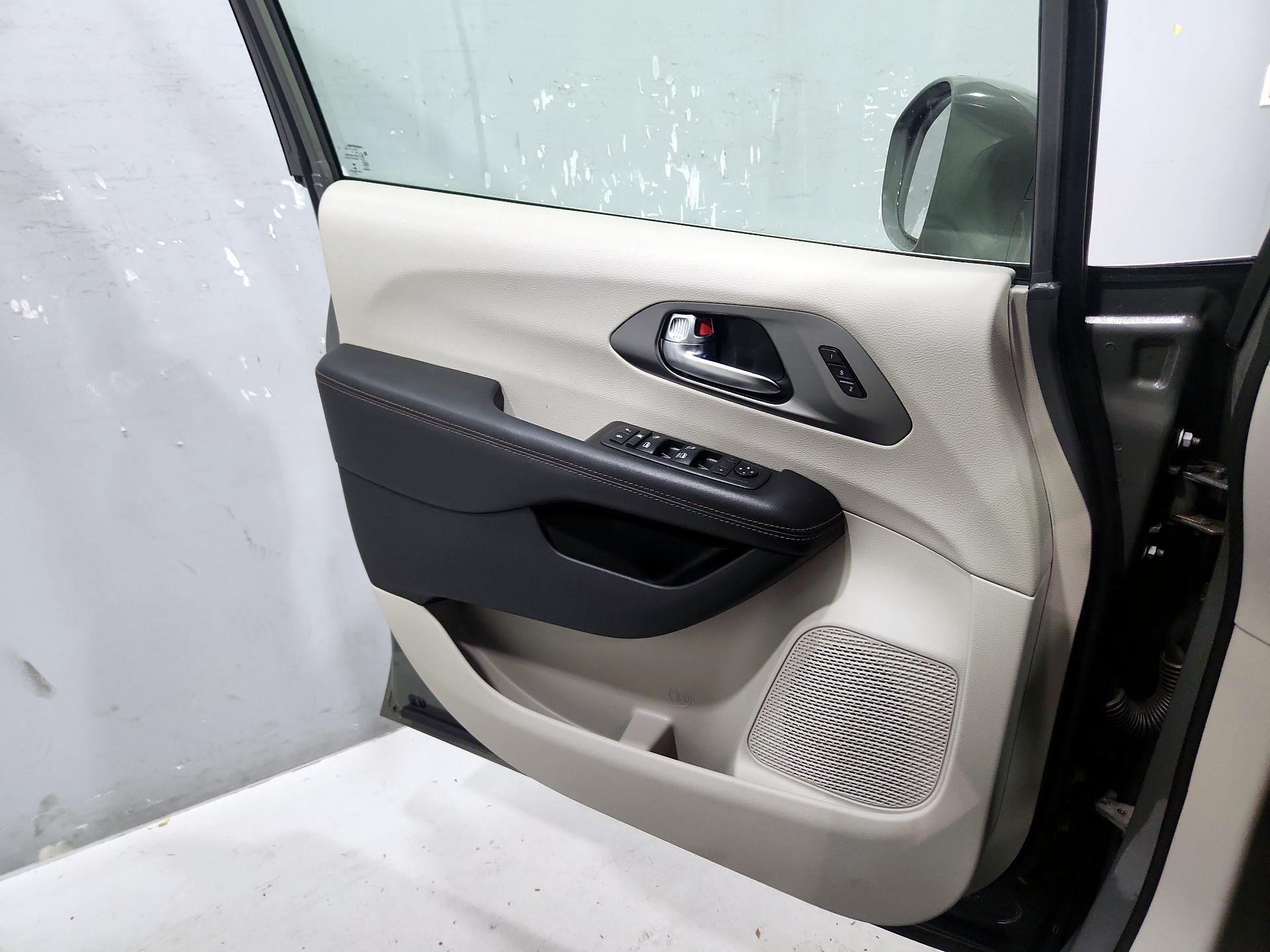 Thumbnail: 2020 Chrysler Pacifica - 12