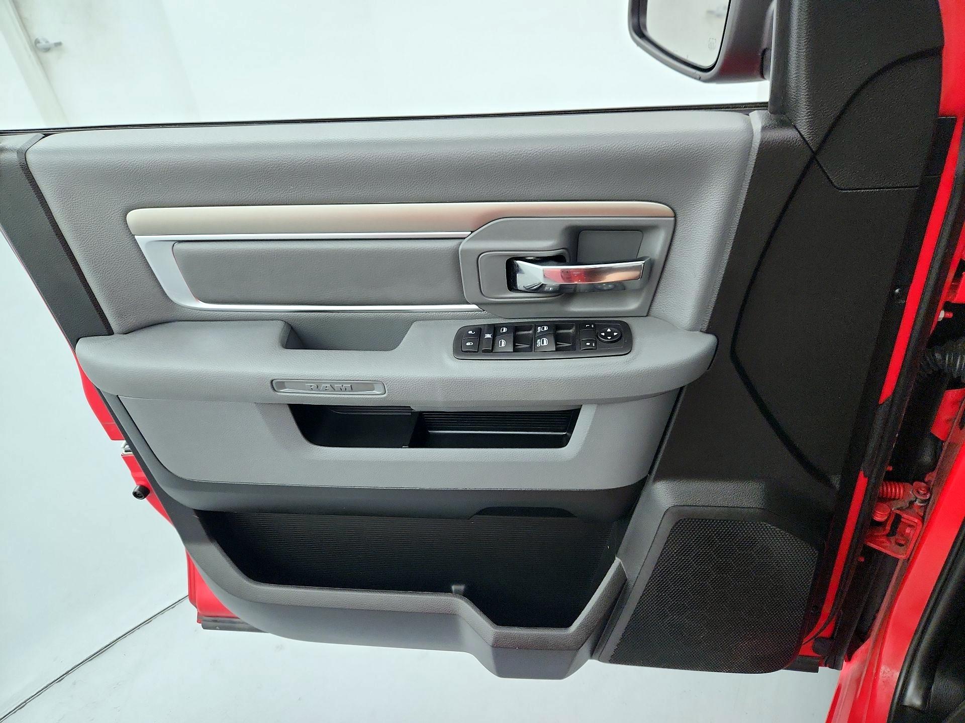 Thumbnail: 2020 RAM 1500 Classic - 12
