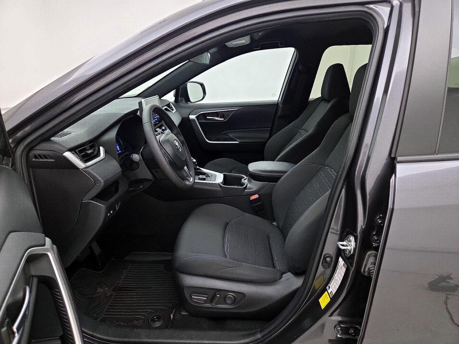 2023 Toyota RAV4 SE - Photo 12